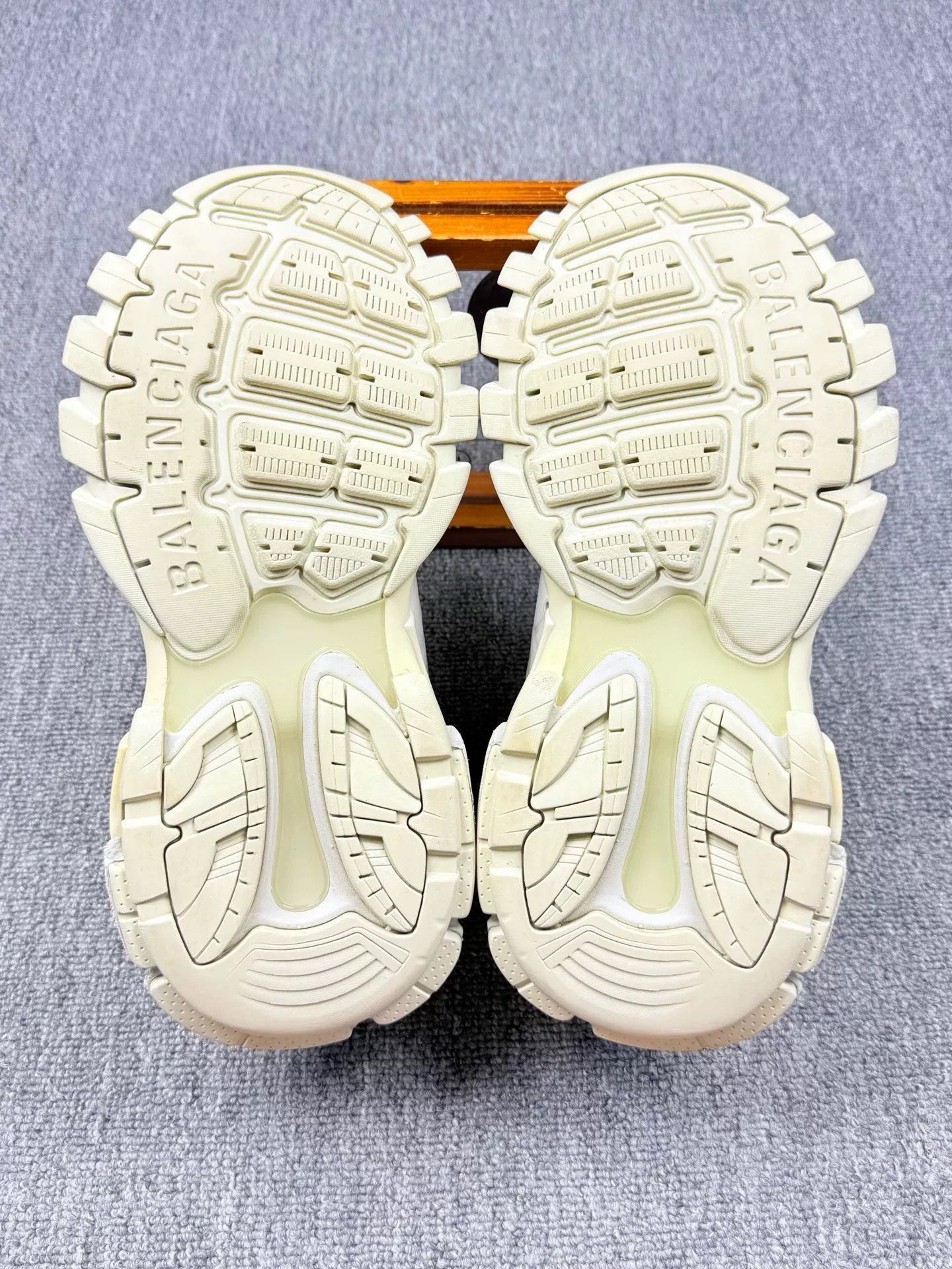 Balenciaga Balenciaga White Lowtop Sneakers 8 Men Size US 8 / EU 41 - 6 Thumbnail