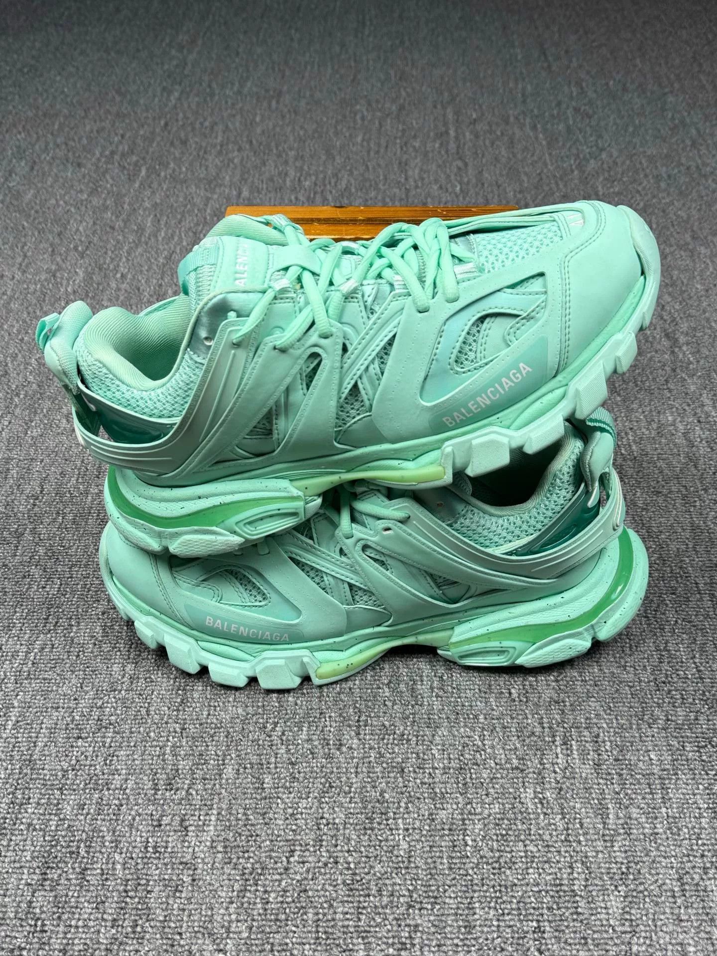Balenciaga Balenciaga Green Lowtop Sneakers 8 Men Size US 8 / EU 41 - 2 Thumbnail