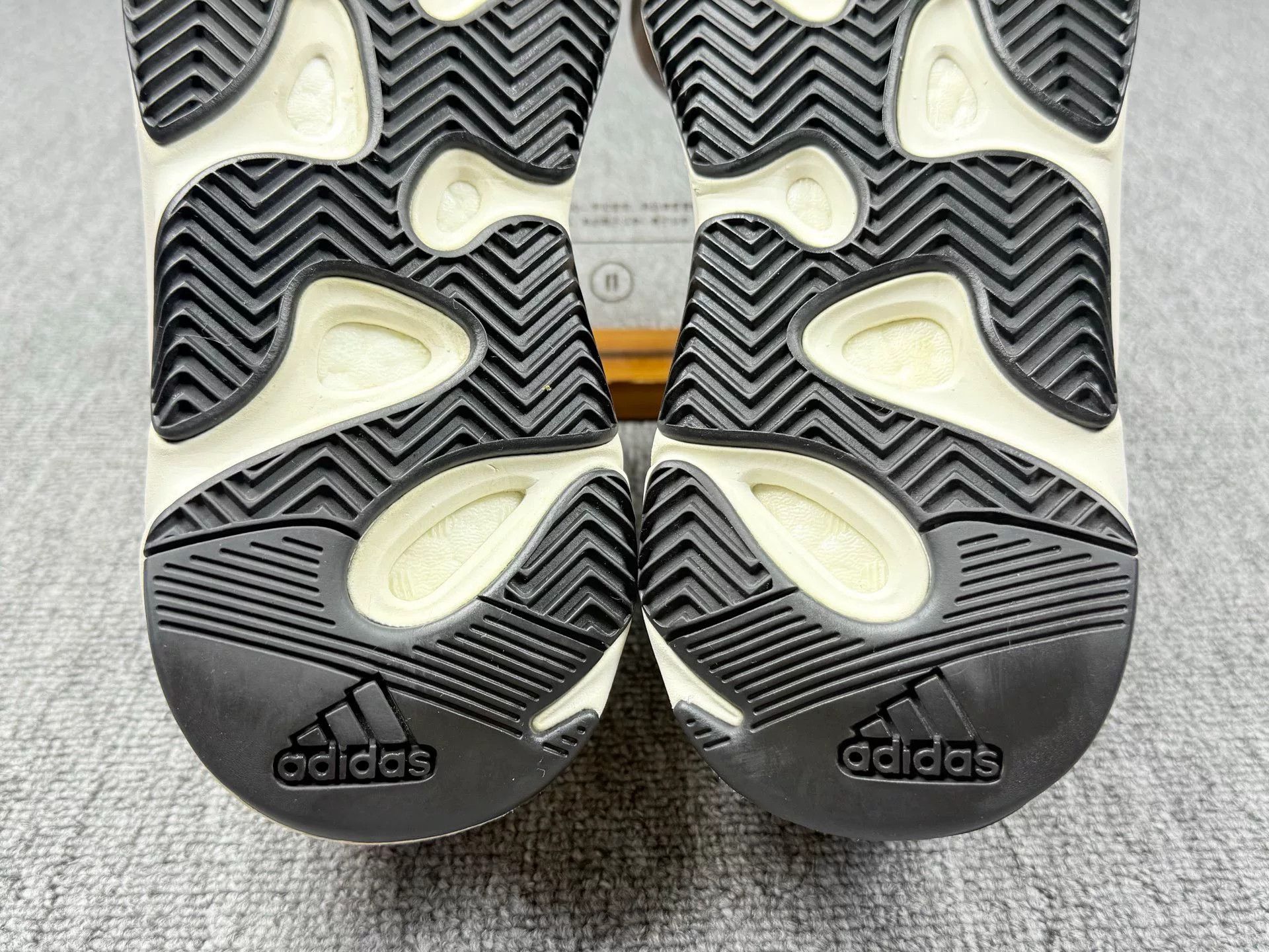 Adidas Adidas YEEZY700 Lowtop Sneakers 5 Men Size US 5 / EU 37 - 8 Thumbnail