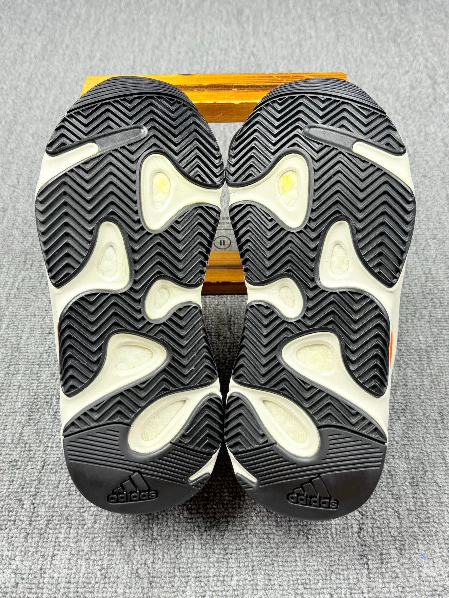 Adidas Adidas YEEZY700 Lowtop Sneakers 5 Men Size US 5 / EU 37 - 6 Thumbnail