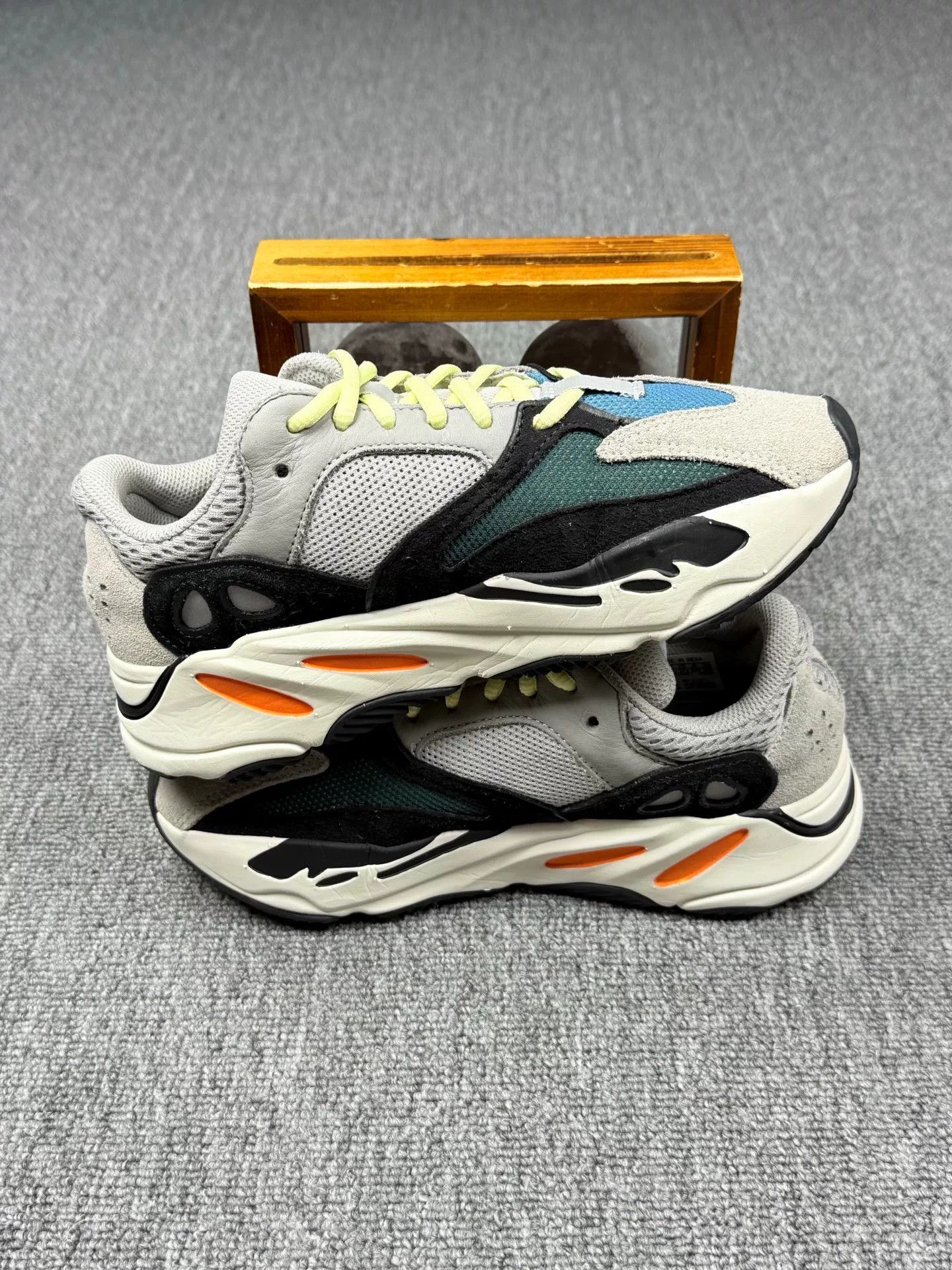Adidas Adidas YEEZY700 Lowtop Sneakers 5 Men Size US 5 / EU 37 - 3 Thumbnail