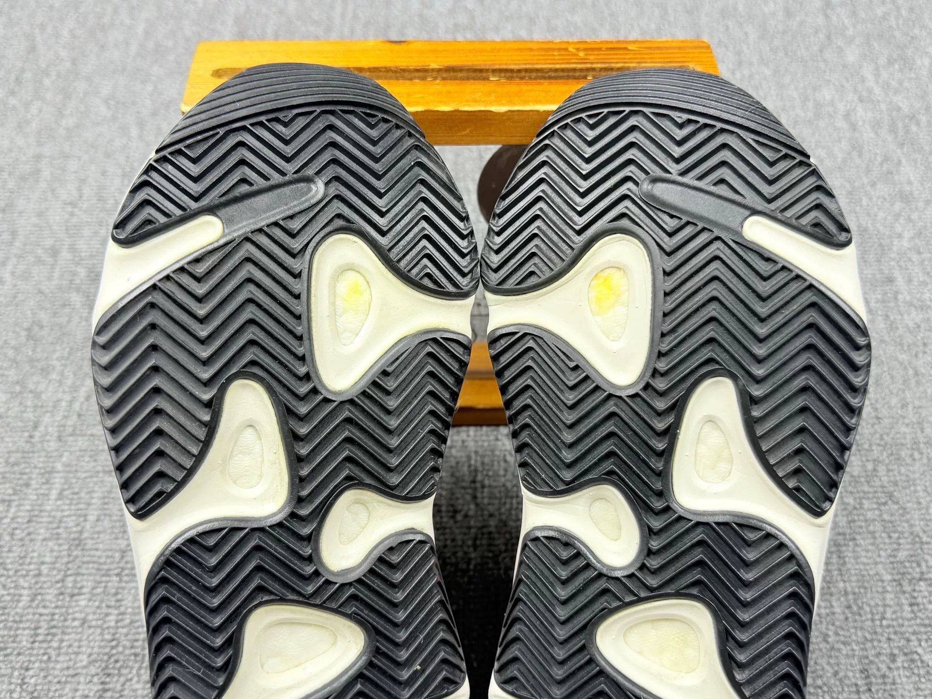 Adidas Adidas YEEZY700 Lowtop Sneakers 5 Men Size US 5 / EU 37 - 7 Thumbnail