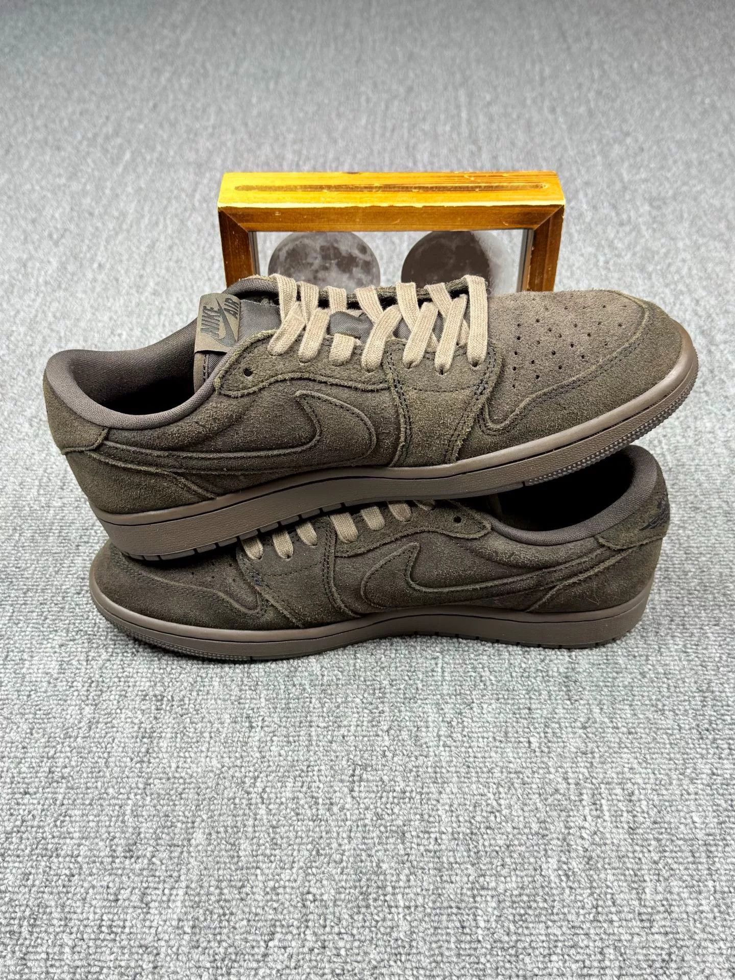 Nike Nike AJ1 Black Lowtop Sneakers 10 Men Size US 10 / EU 43 - 3 Thumbnail