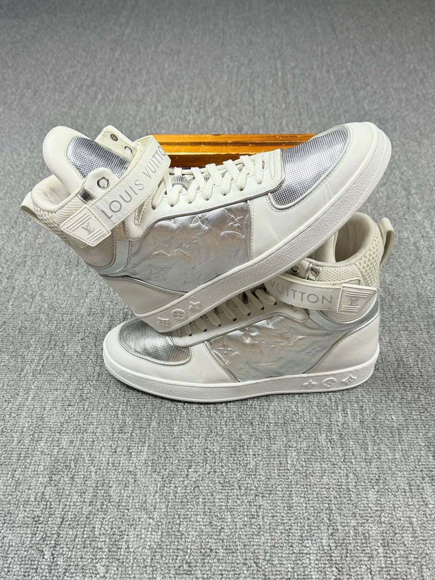 Louis Vuitton Louis Vuitton White Hitop Sneakers 5.5 Men Size US 5.5 / EU 38 - 2 Thumbnail