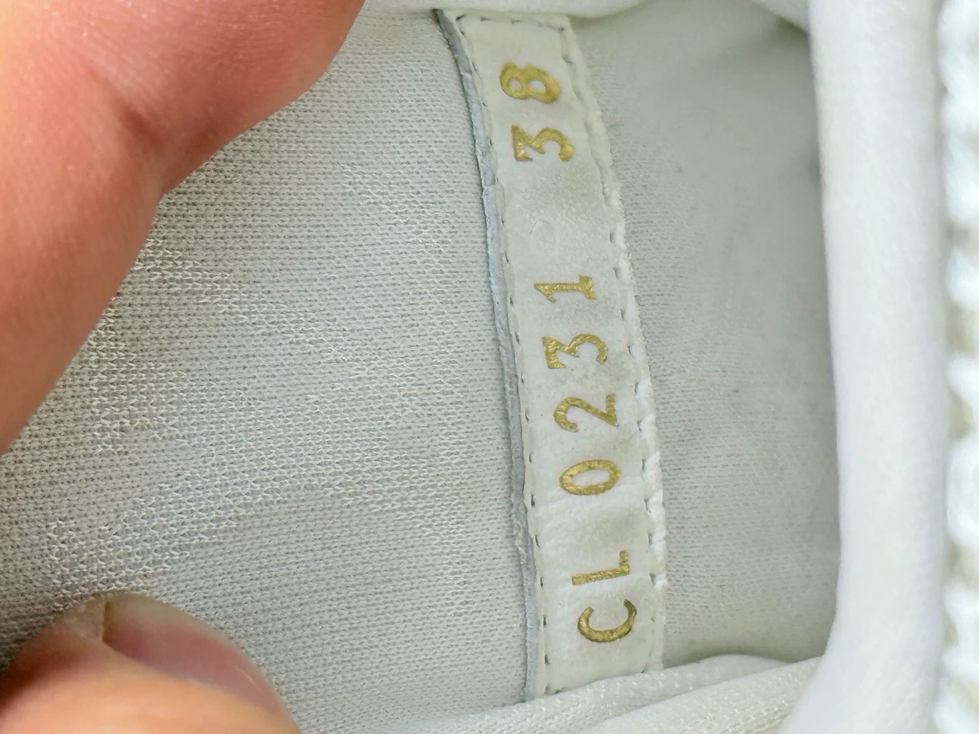 Louis Vuitton Louis Vuitton White Hitop Sneakers 5.5 Men Size US 5.5 / EU 38 - 9 Thumbnail