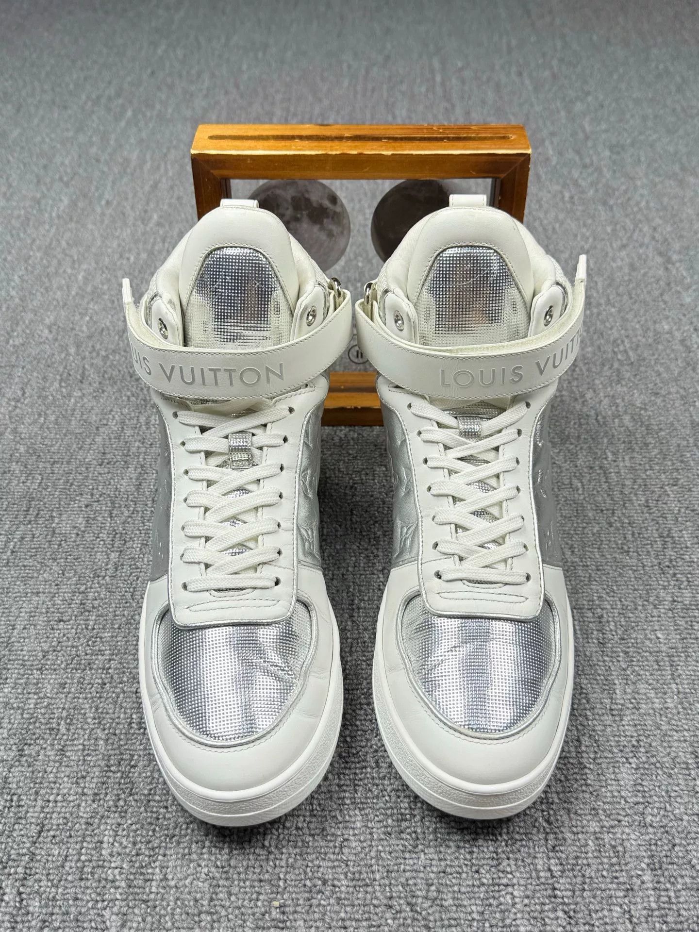 Louis Vuitton Louis Vuitton White Hitop Sneakers 5.5 Men Size US 5.5 / EU 38 - 4 Thumbnail