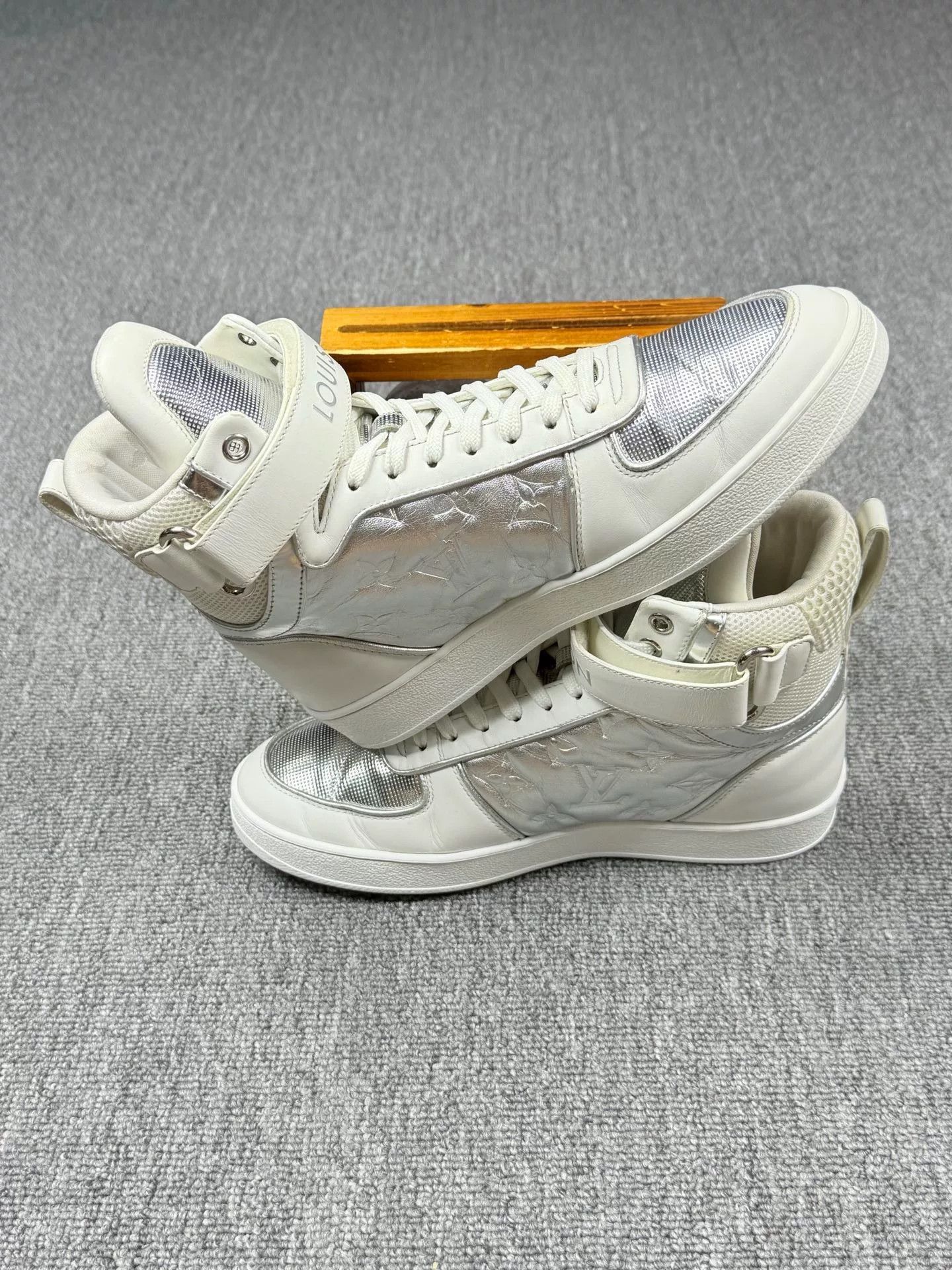 Louis Vuitton Louis Vuitton White Hitop Sneakers 5.5 Men Size US 5.5 / EU 38 - 3 Thumbnail