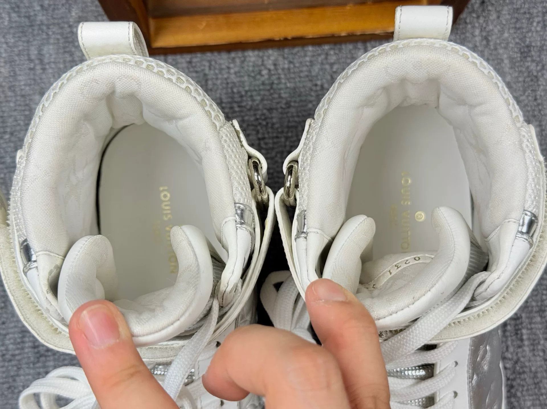 Louis Vuitton Louis Vuitton White Hitop Sneakers 5.5 Men Size US 5.5 / EU 38 - 8 Thumbnail