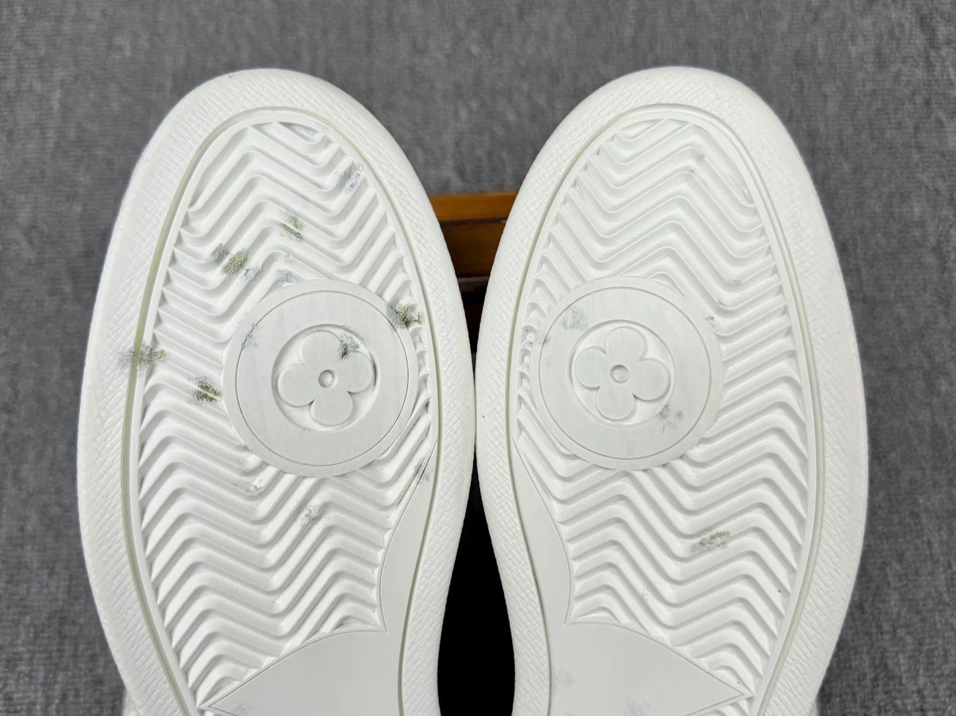 Louis Vuitton Louis Vuitton White Hitop Sneakers 5.5 Men Size US 5.5 / EU 38 - 6 Thumbnail