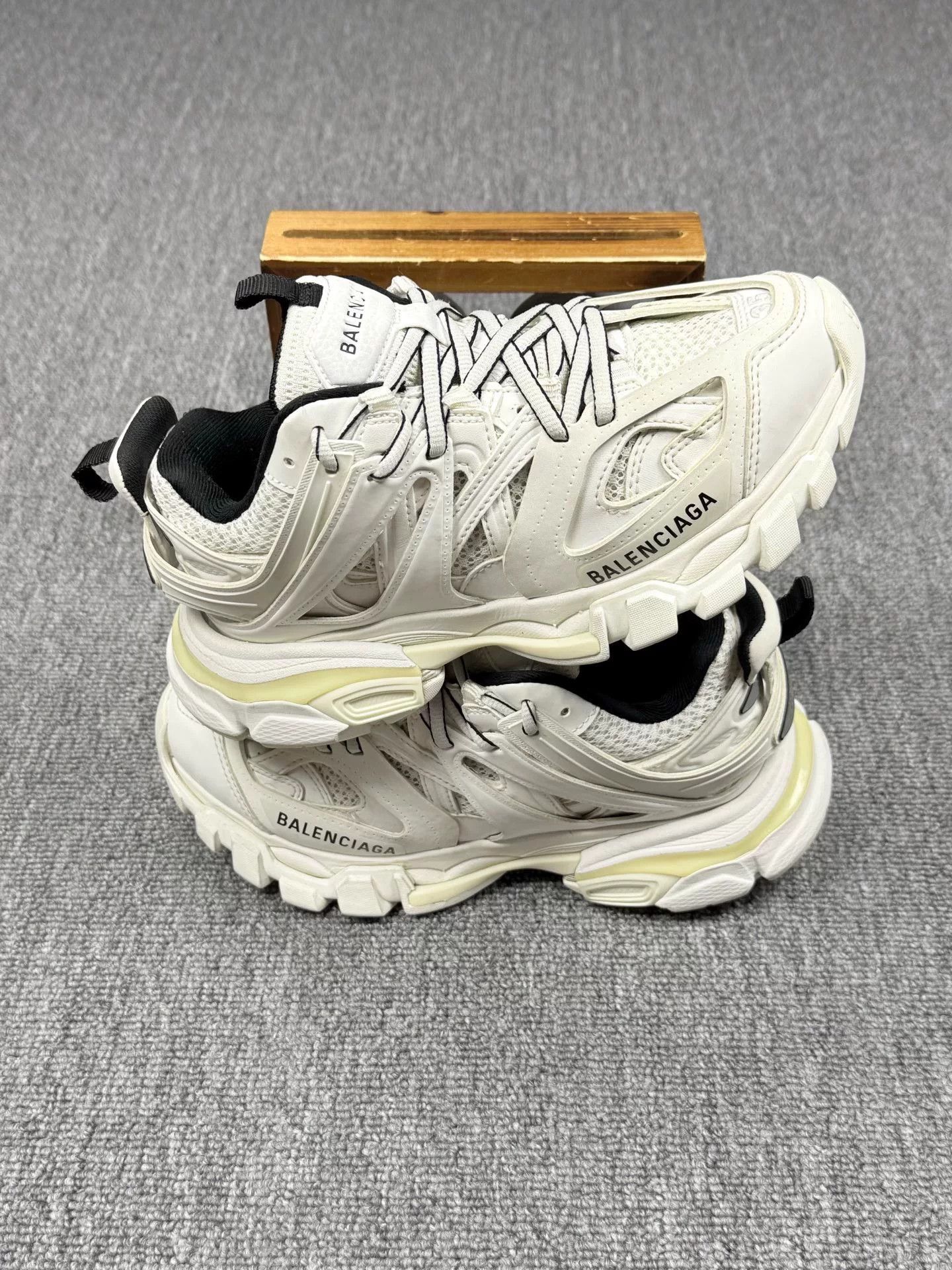 Balenciaga Balenciaga White Lowtop Sneakers it_35 Women Size US 5 / IT 35 - 2 Thumbnail