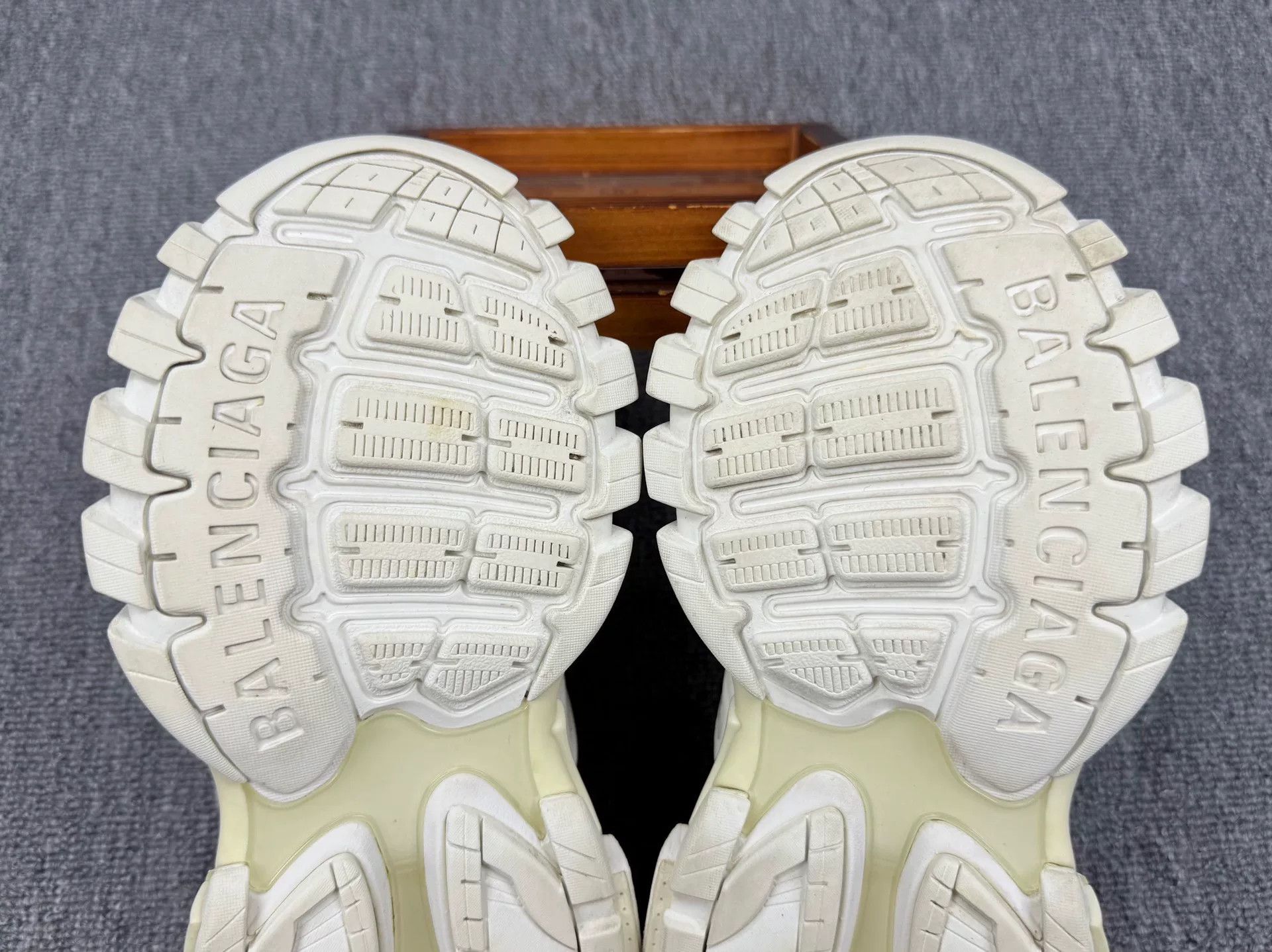 Balenciaga Balenciaga White Lowtop Sneakers it_35 Women Size US 5 / IT 35 - 7 Thumbnail