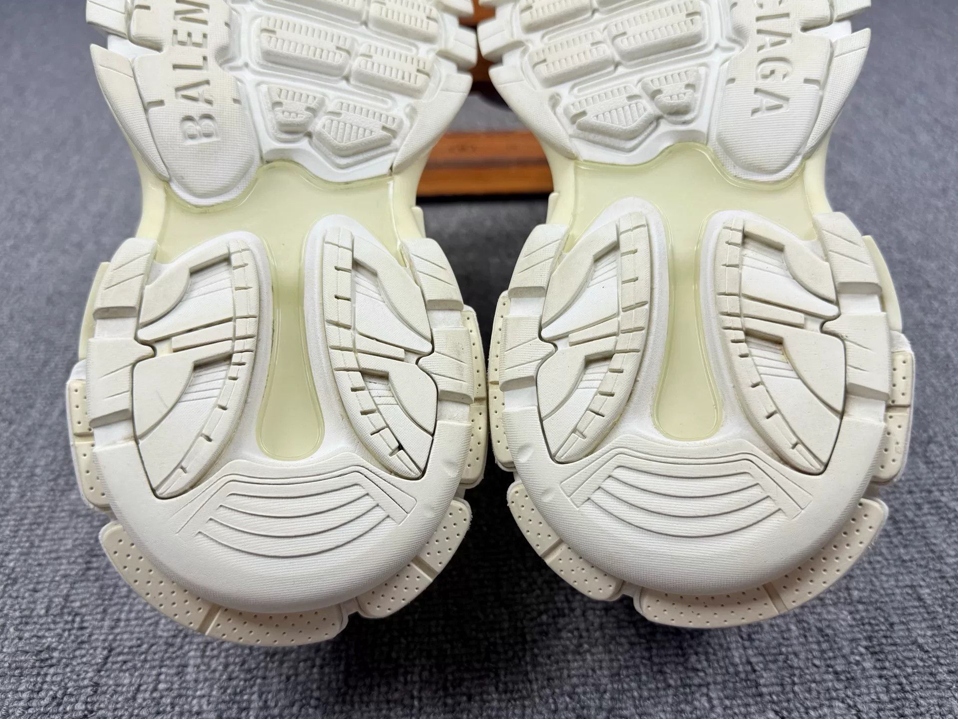 Balenciaga Balenciaga White Lowtop Sneakers it_35 Women Size US 5 / IT 35 - 8 Thumbnail
