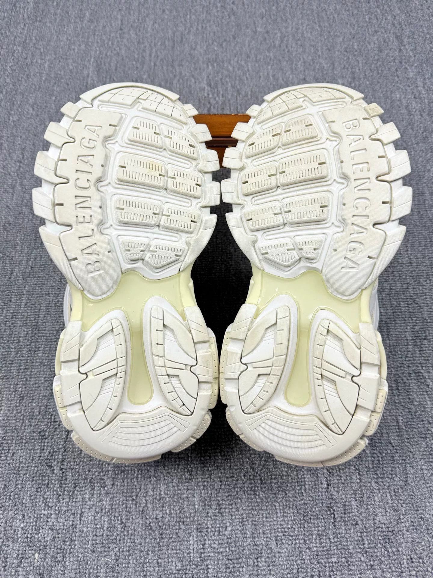 Balenciaga Balenciaga White Lowtop Sneakers it_35 Women Size US 5 / IT 35 - 6 Thumbnail