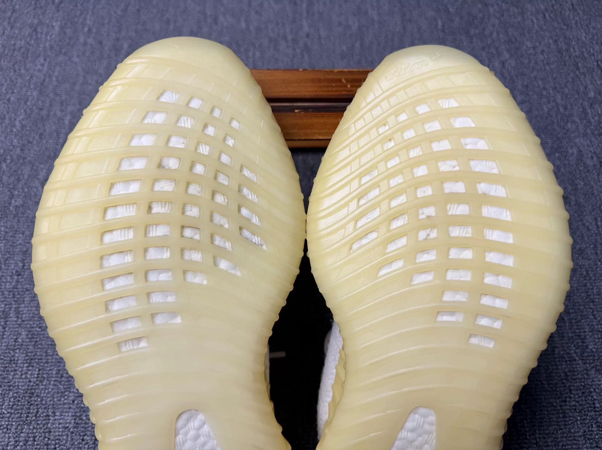 Adidas Adidas YEEZY350 White Lowtop Sneakers 11 Men Size US 11 / EU 44 - 8 Thumbnail