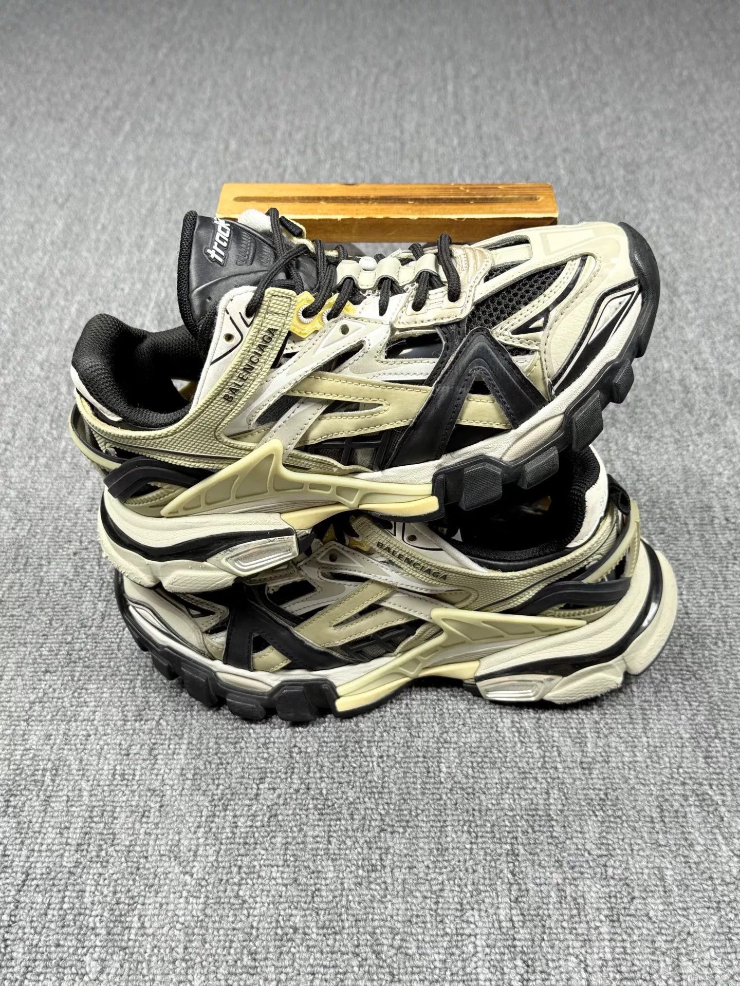 Balenciaga Balenciaga Brown Lowtop Sneakers it_37 Women Size US 7 / IT 37 - 2 Thumbnail