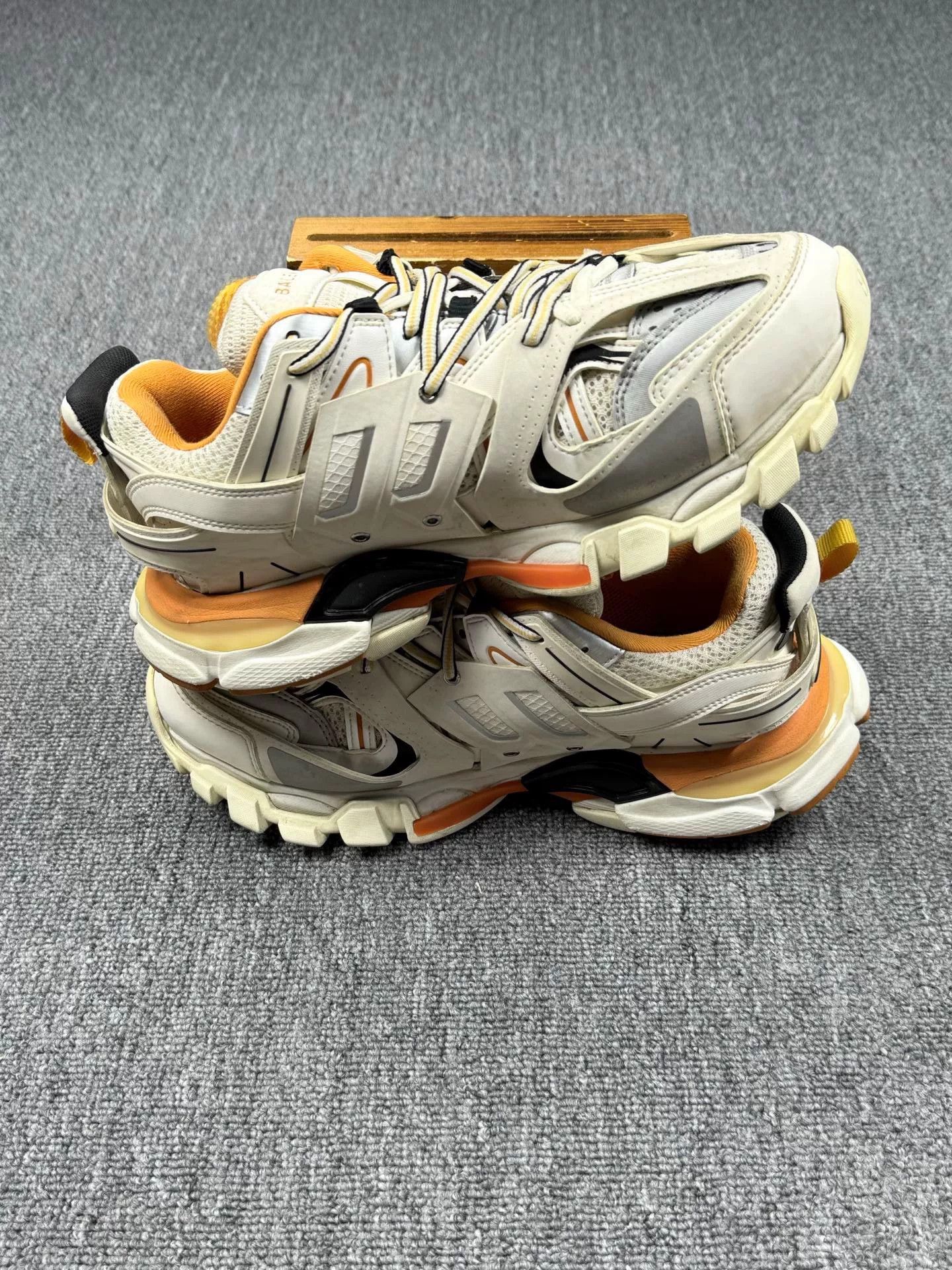 Balenciaga Balenciaga White Lowtop Sneakers 8 Men Size US 8 / EU 41 - 2 Thumbnail