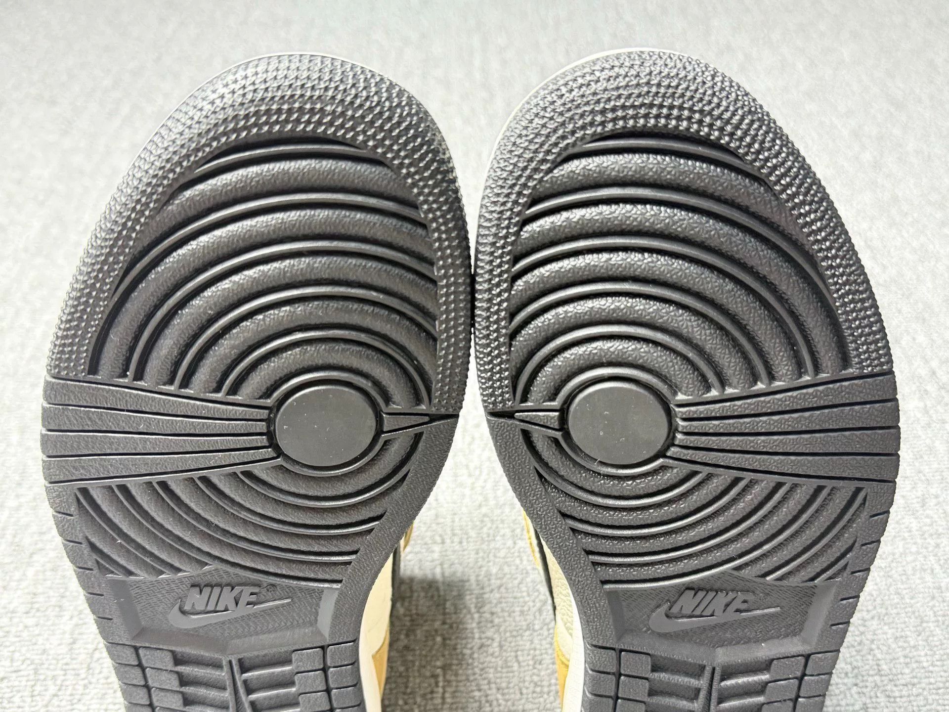 Nike Nike AJ1 Lowtop Sneakers 12 Men Size US 12 / EU 45 - 7 Thumbnail