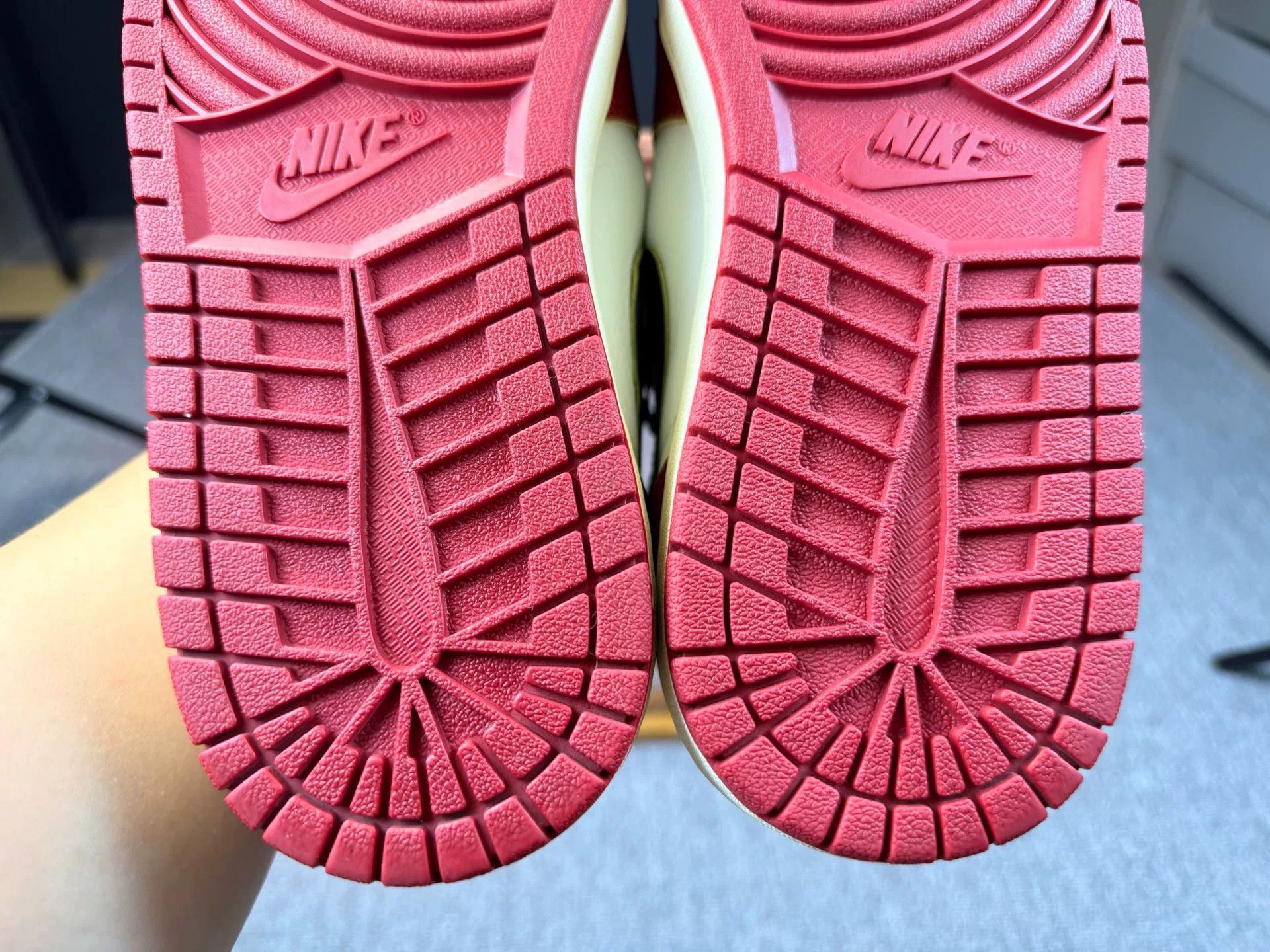 Nike Nike AJ1 Red Lowtop Sneakers 9 Men Size US 9 / EU 42 - 7 Thumbnail