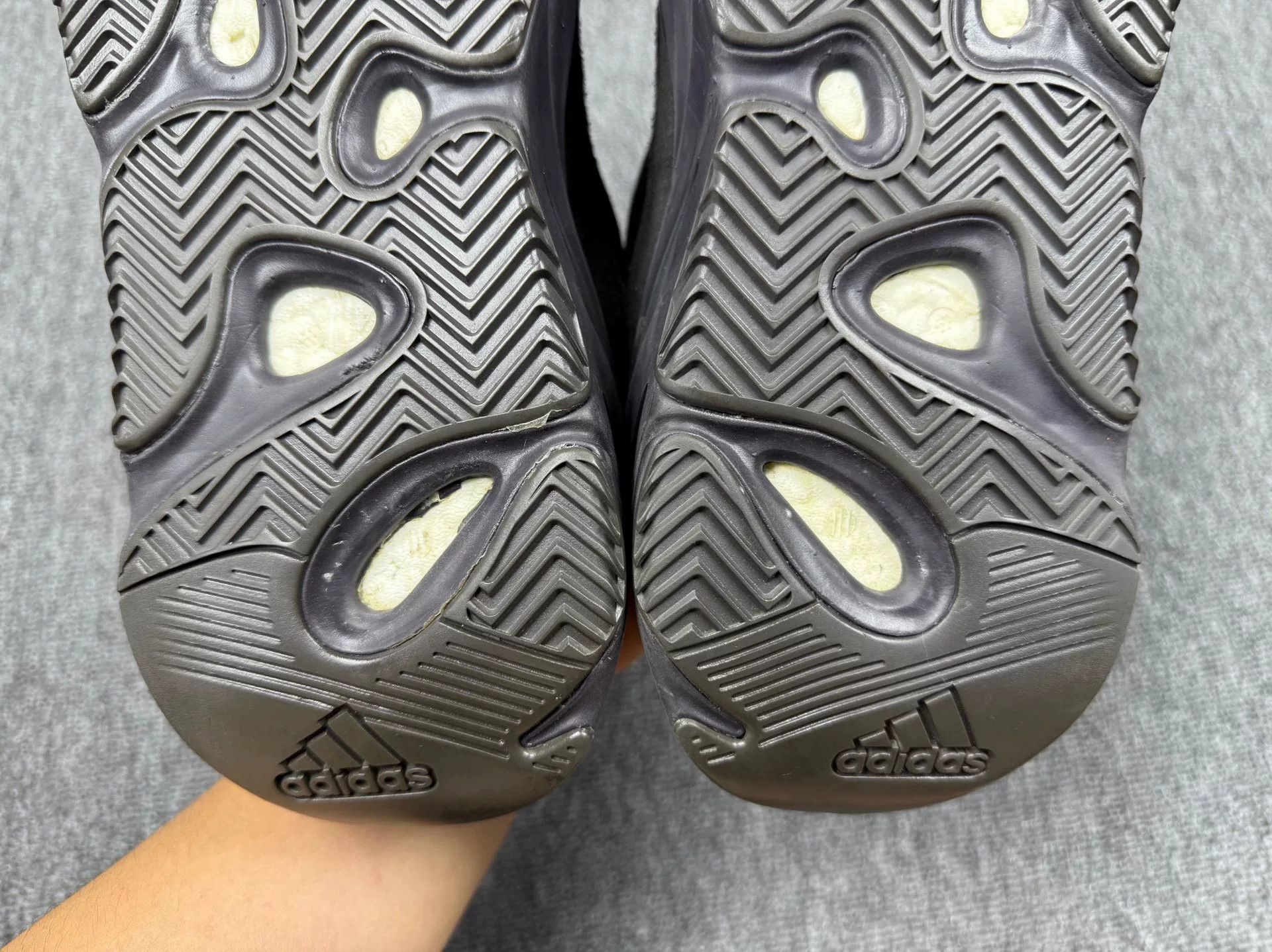 Adidas Adidas YEEZY700 Black Lowtop Sneakers 9 Men Size US 9 / EU 42 - 8 Thumbnail