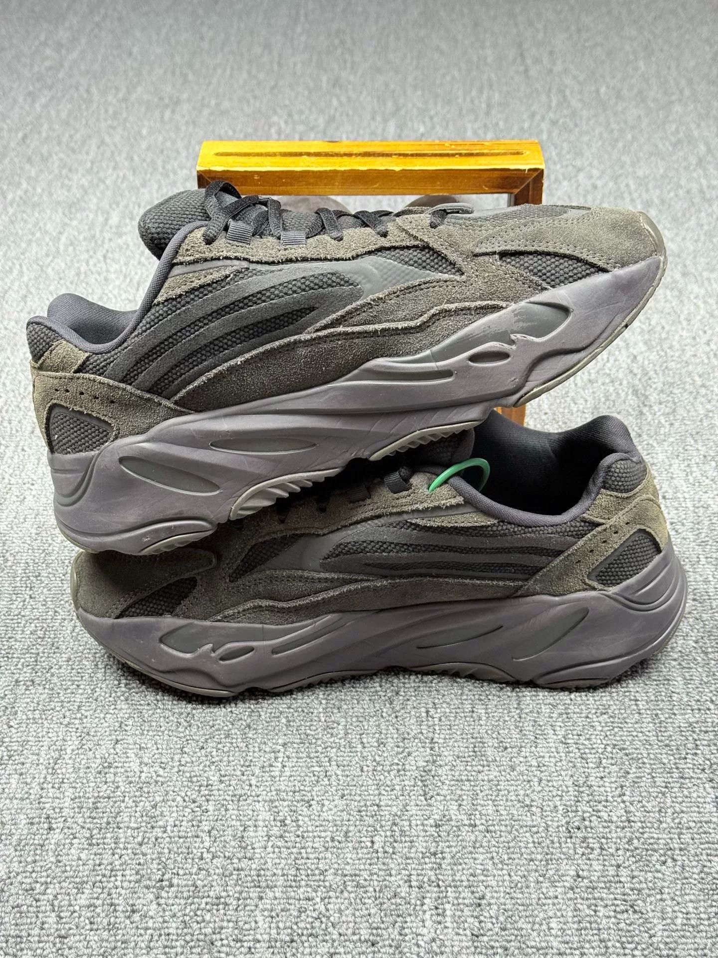 Adidas Adidas YEEZY700 Black Lowtop Sneakers 9 Men Size US 9 / EU 42 - 3 Thumbnail