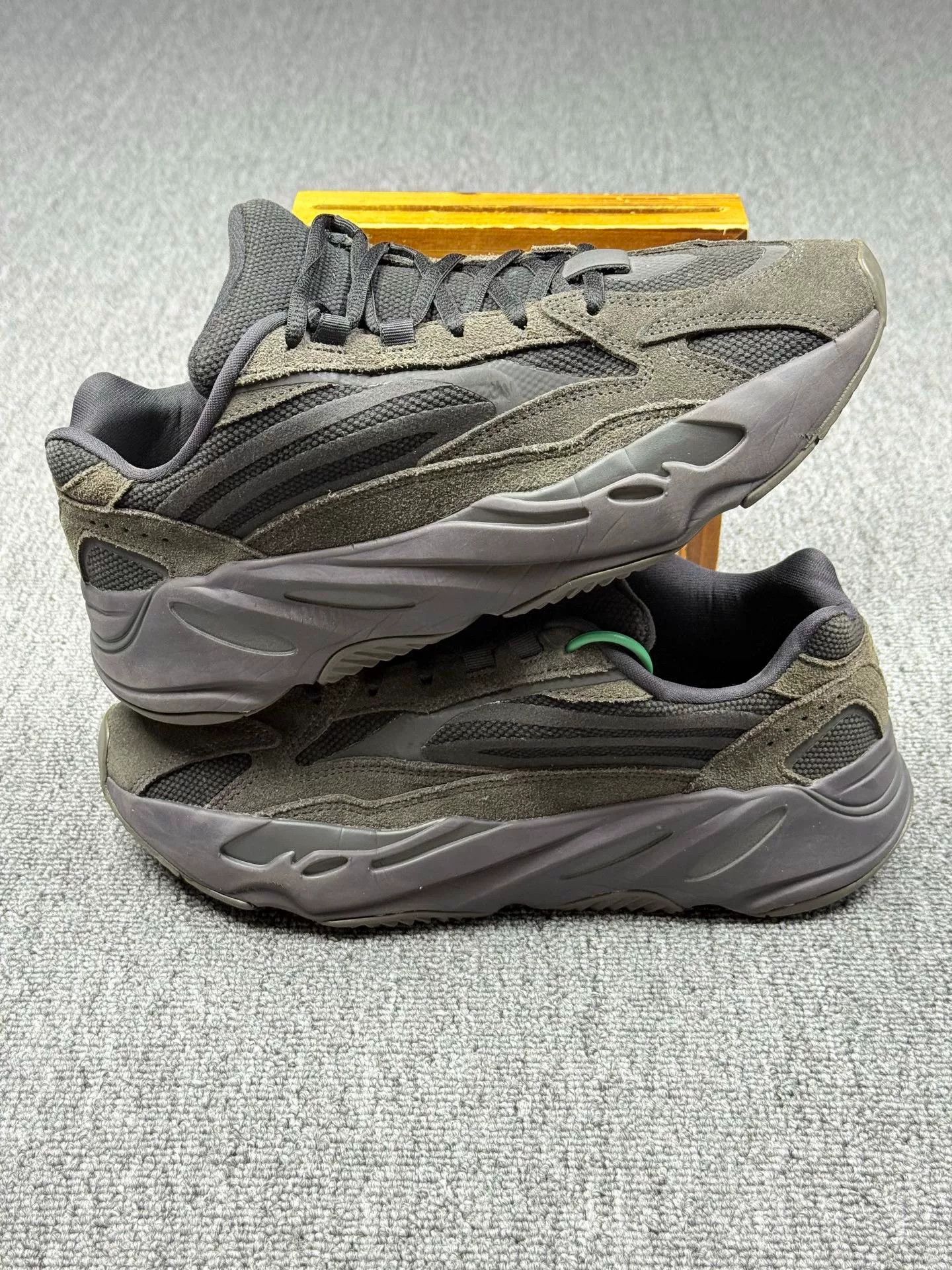 Adidas Adidas YEEZY700 Black Lowtop Sneakers 9 Men Size US 9 / EU 42 - 2 Thumbnail