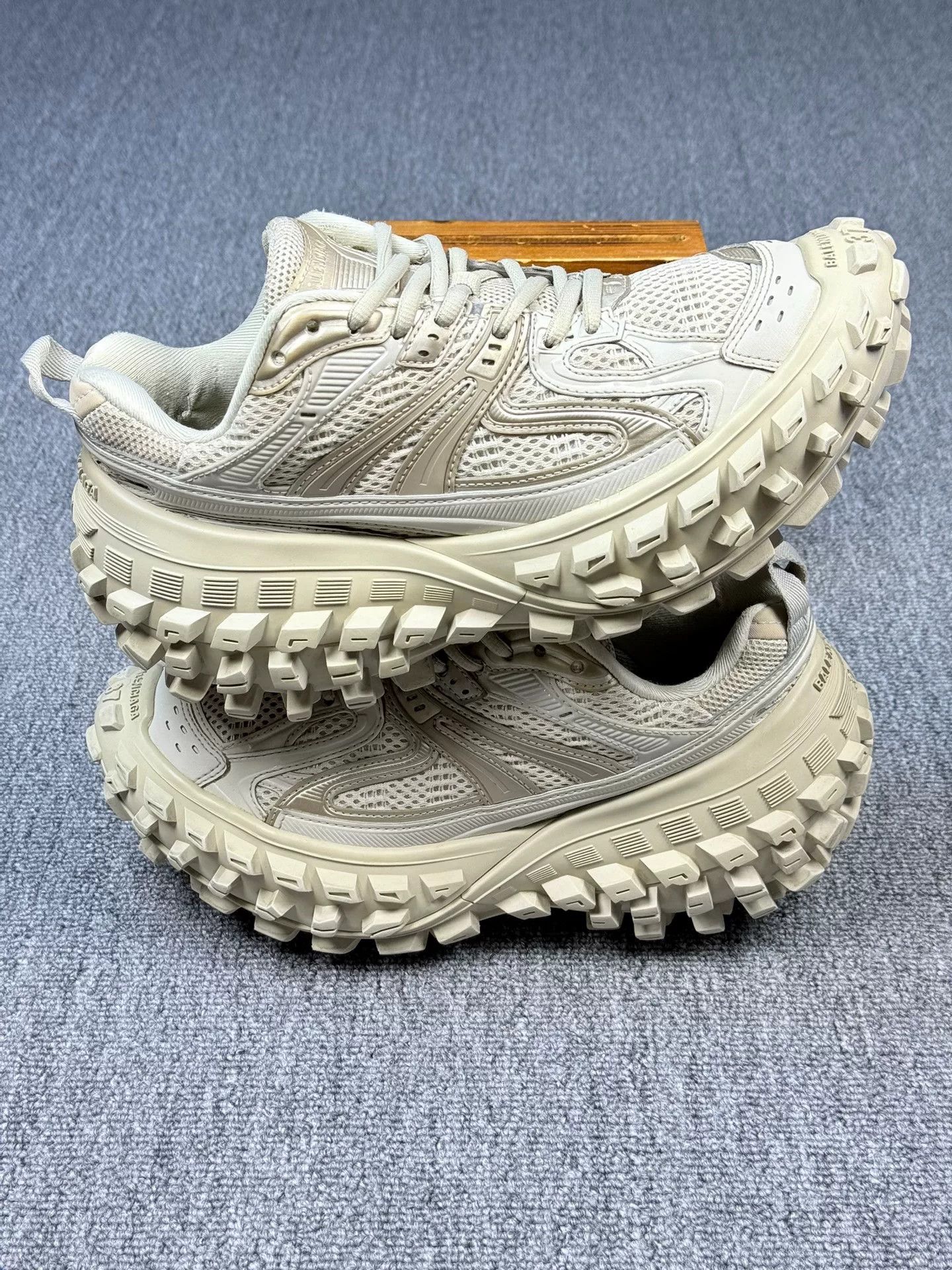 Balenciaga Balenciaga Brown Lowtop Sneakers it_37 Women Size US 7 / IT 37 - 2 Thumbnail