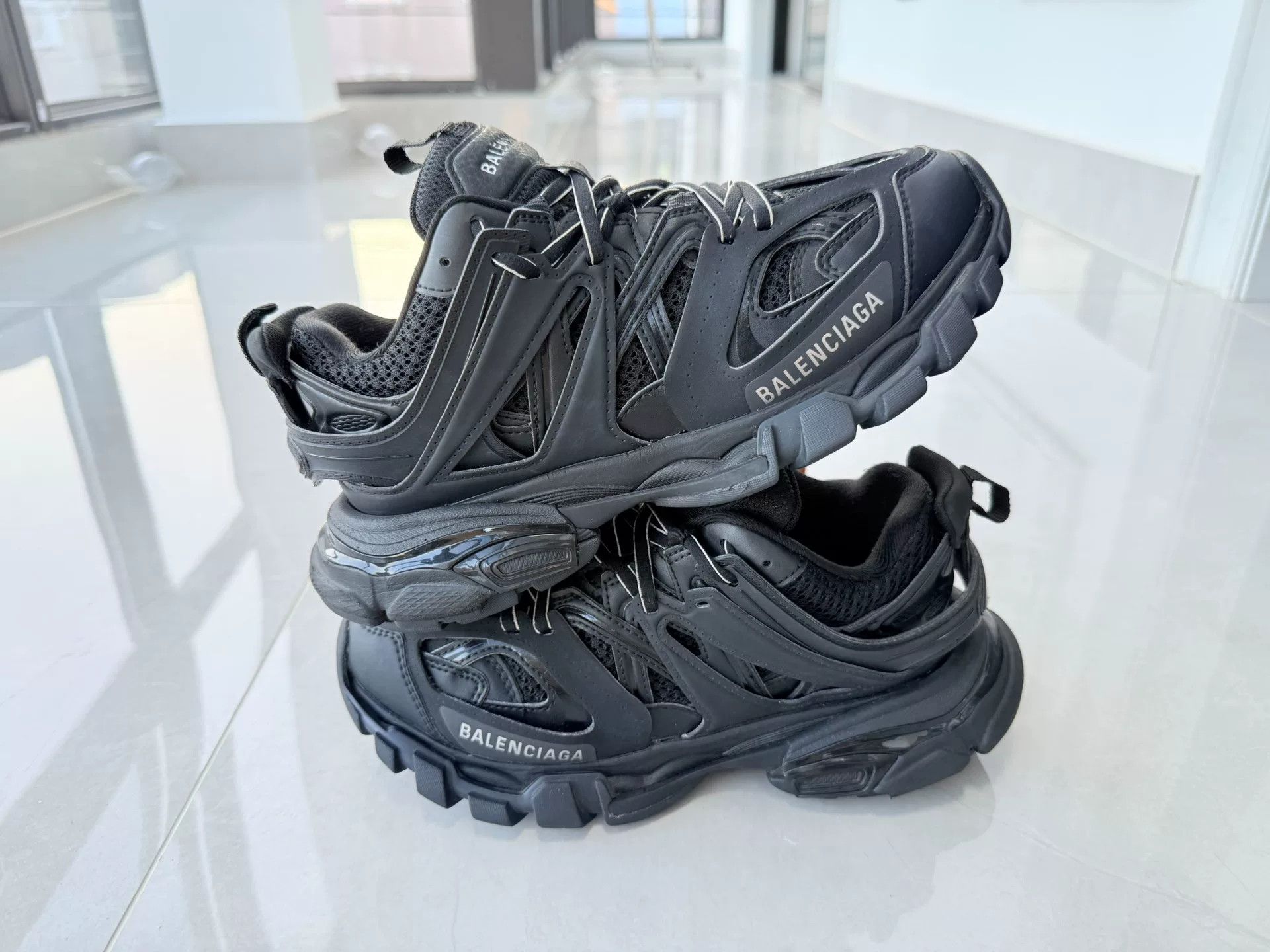Balenciaga Balenciaga Black Lowtop Sneakers it_36 Women Size US 6 / IT 36 - 2 Thumbnail