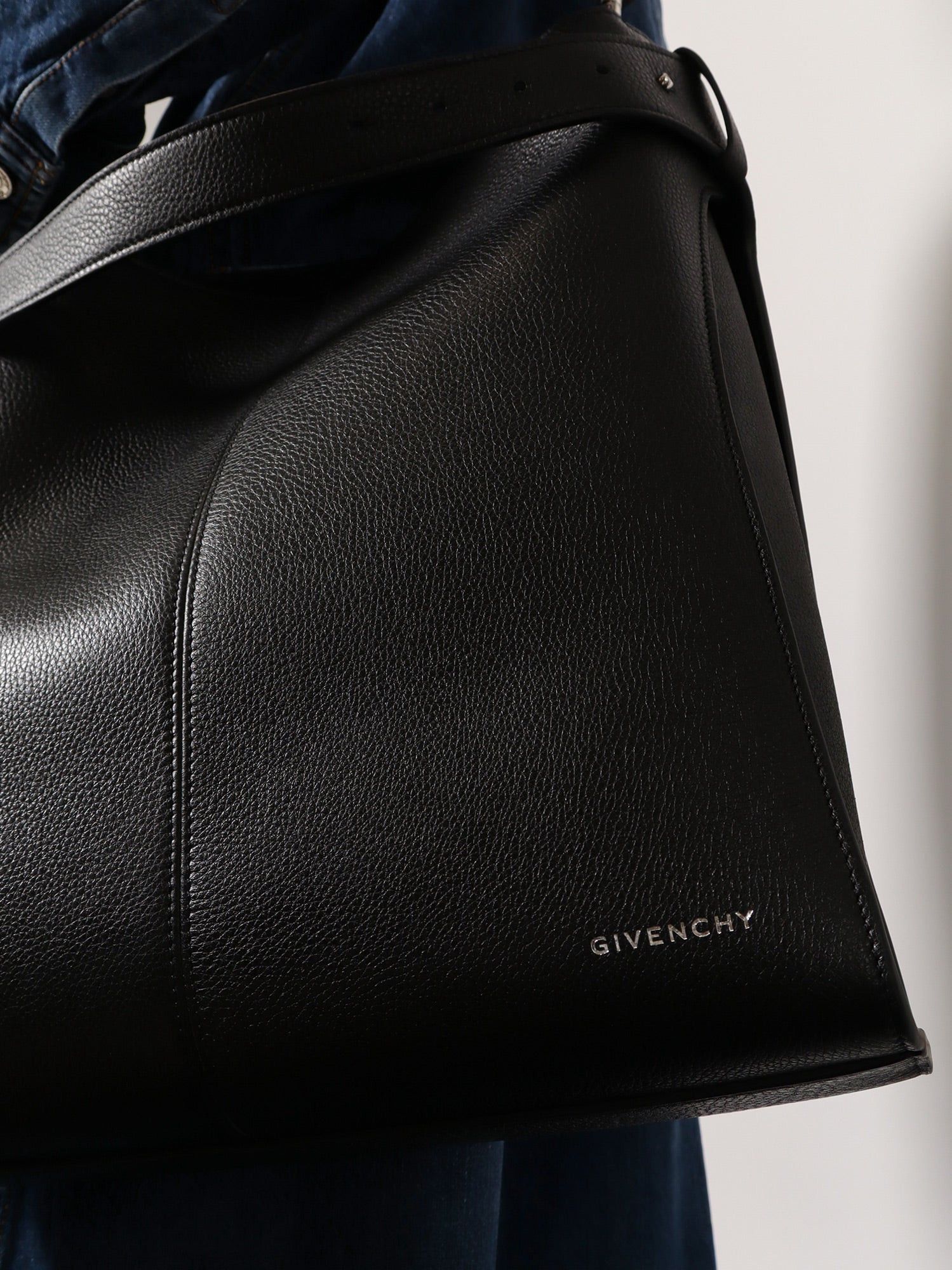 Givenchy Belted Bag Leather Shoulder Bag Size ONE SIZE - 5 Thumbnail