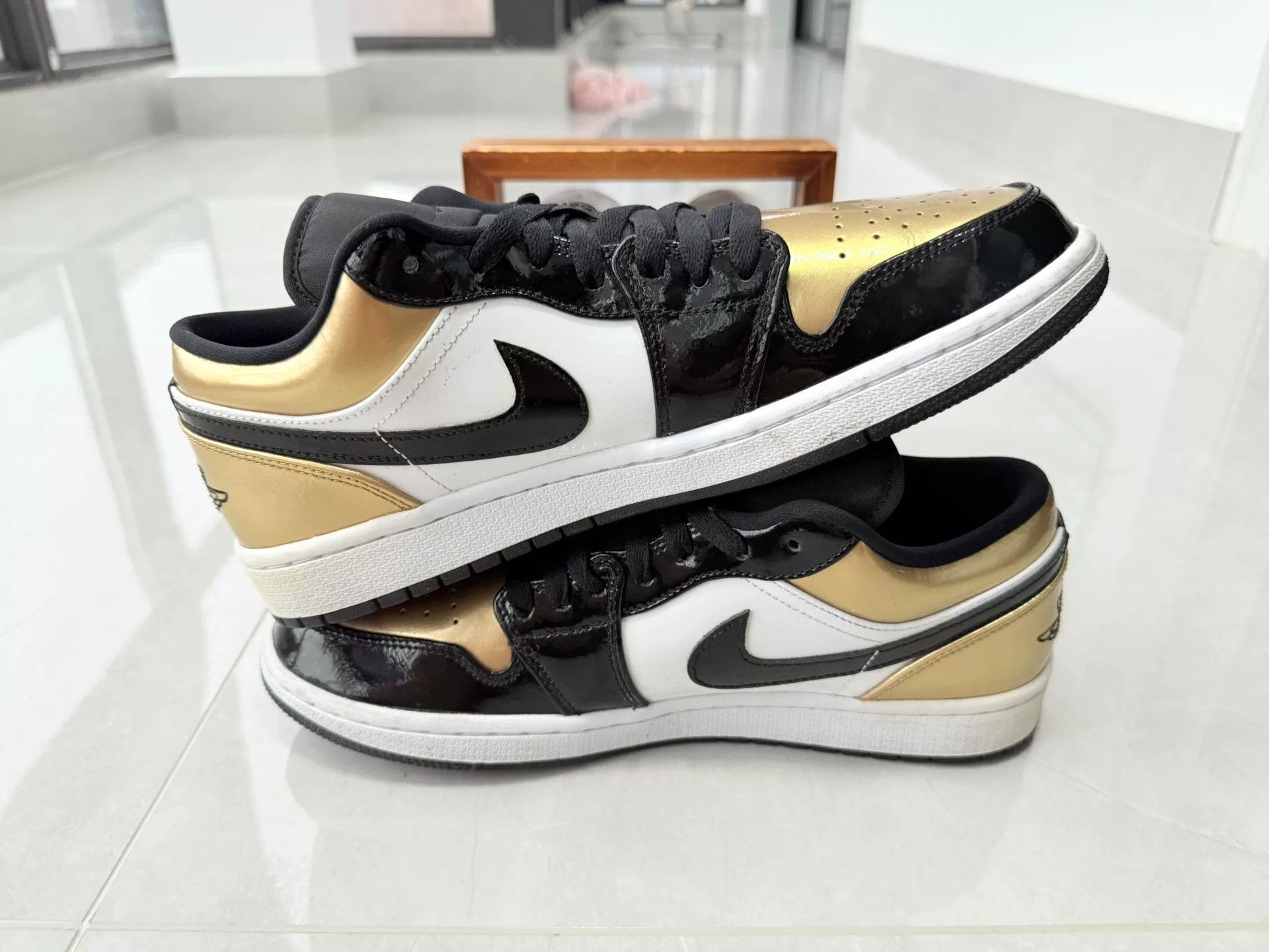 Nike Nike AJ1 Black Lowtop Sneakers 10 Men Size US 10 / EU 43 - 3 Thumbnail
