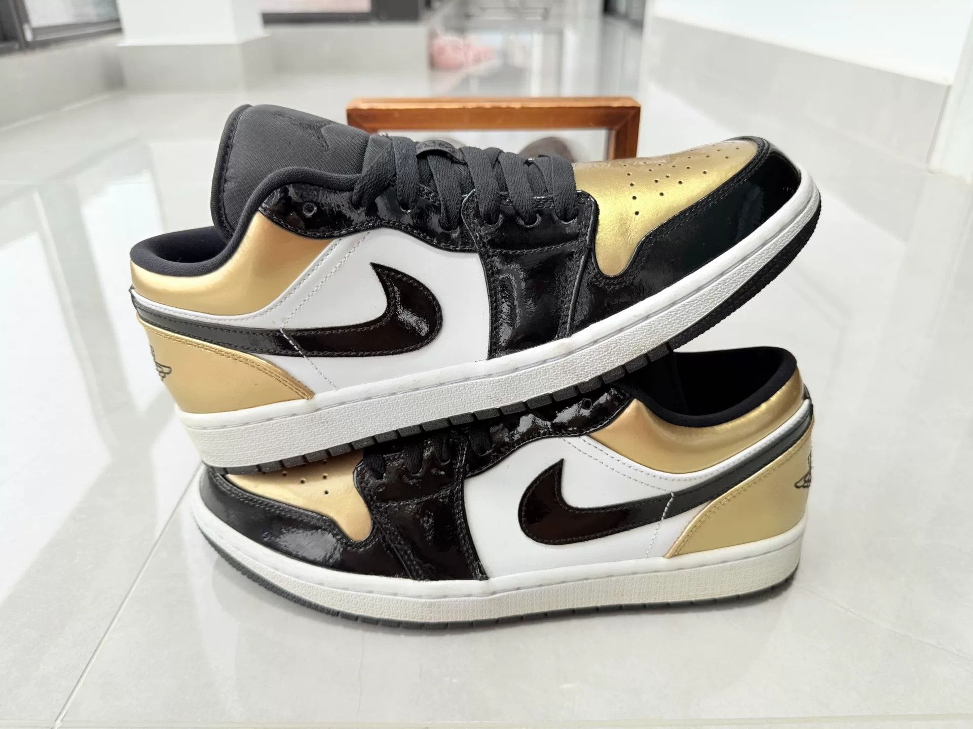 Nike Nike AJ1 Black Lowtop Sneakers 10 Men Size US 10 / EU 43 - 2 Thumbnail