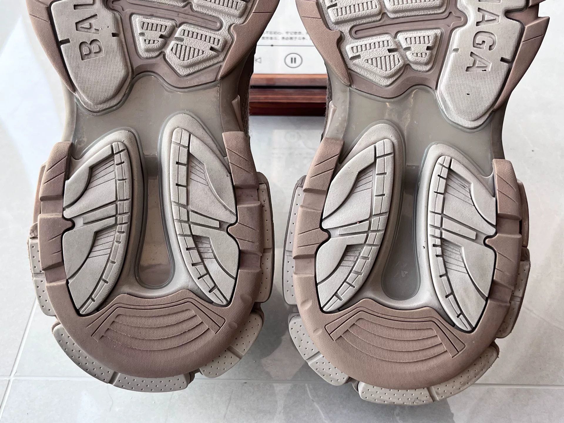 Balenciaga Balenciaga Brown Lowtop Sneakers 11 Men Size US 11 / EU 44 - 8 Thumbnail