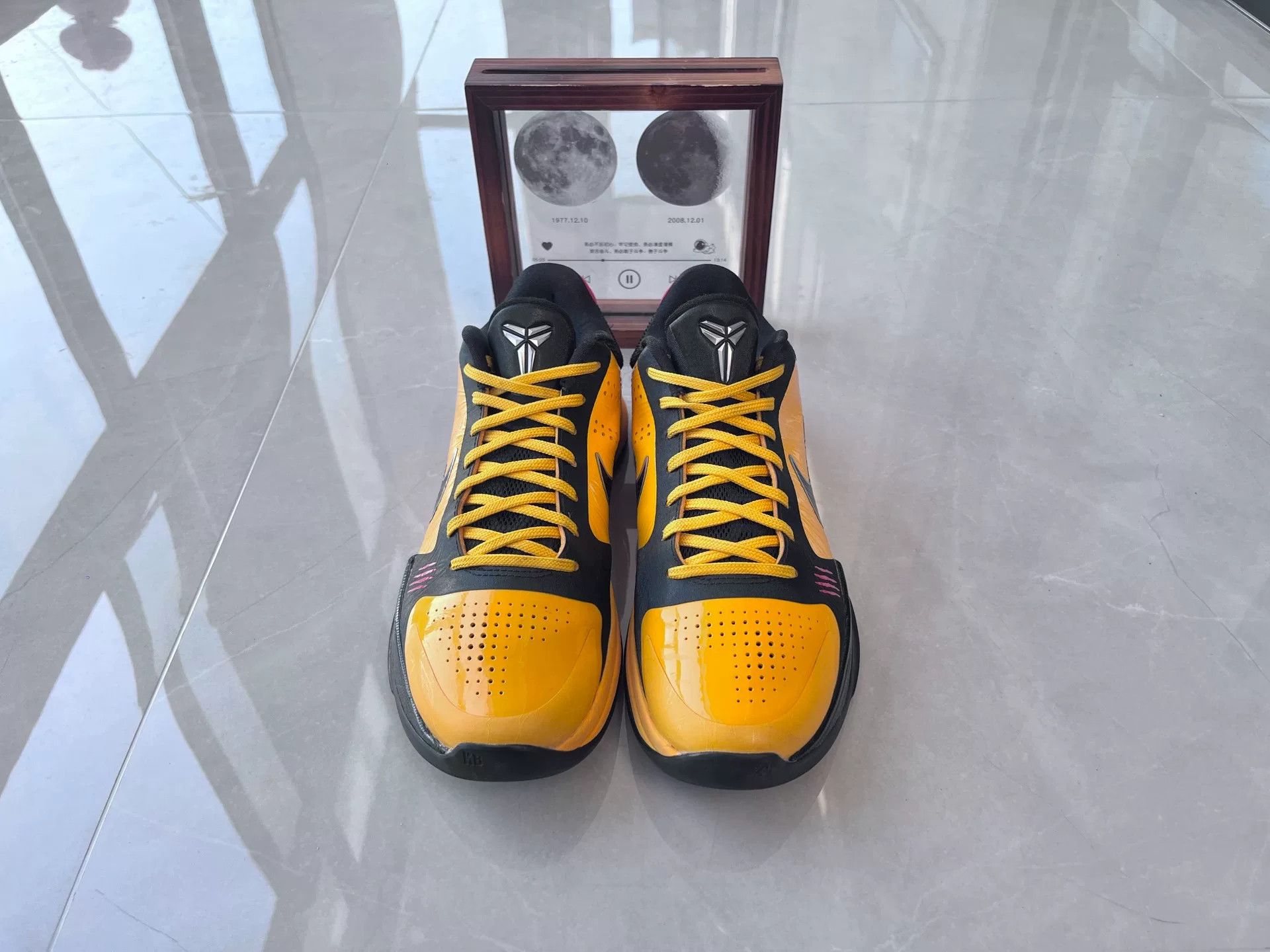 Nike Nike KOBE5 Yellow Lowtop Sneakers 9 Men Size US 9 / EU 42 - 4 Thumbnail
