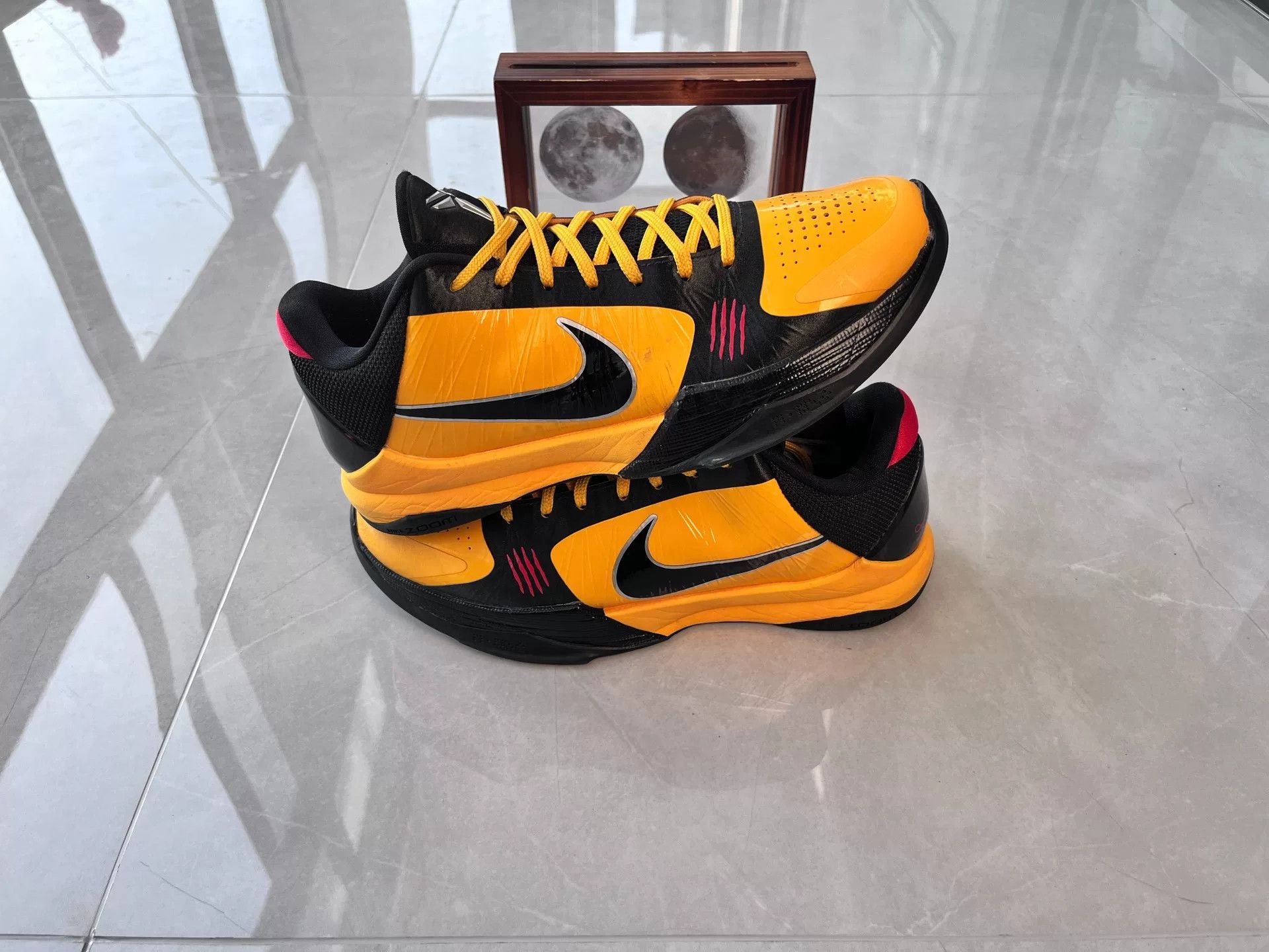 Nike Nike KOBE5 Yellow Lowtop Sneakers 9 Men Size US 9 / EU 42 - 2 Thumbnail