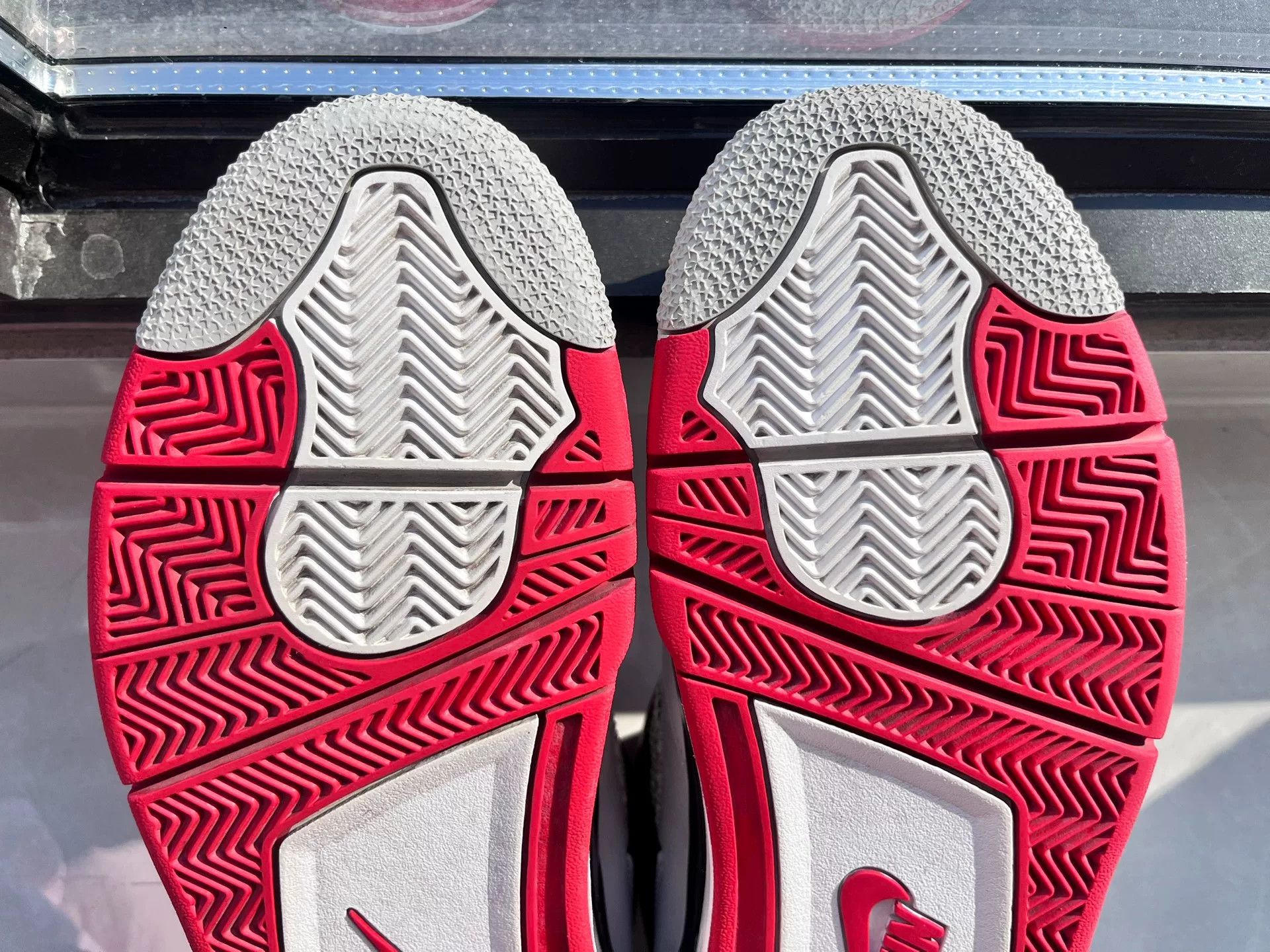 Nike Nike AJ4 Red Lowtop Sneakers 12 Men Size US 12 / EU 45 - 7 Thumbnail
