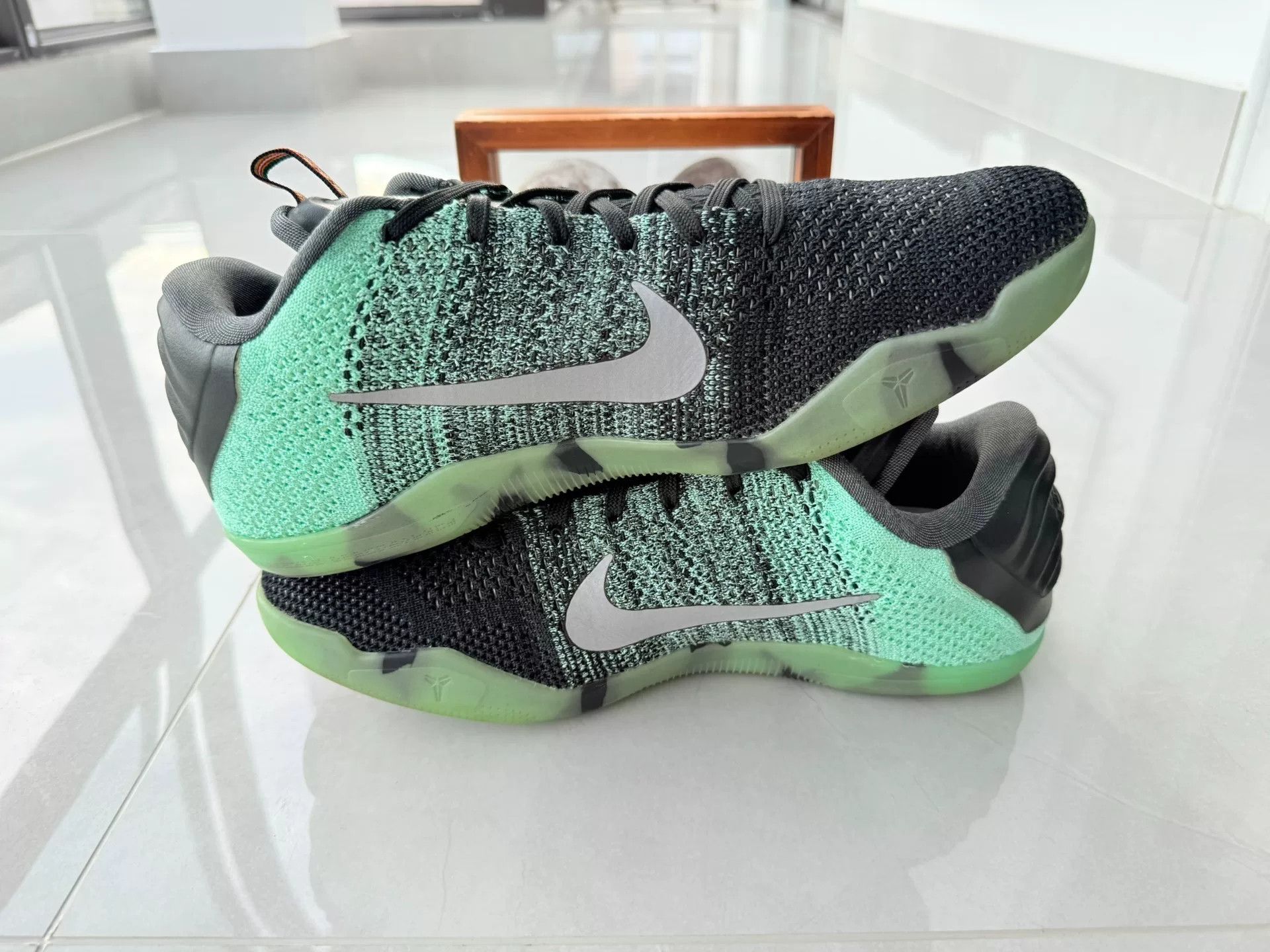 Nike Nike KOBE11 Gradient Multi Lowtop Sneakers 10 Men Size US 10 / EU 43 - 3 Thumbnail