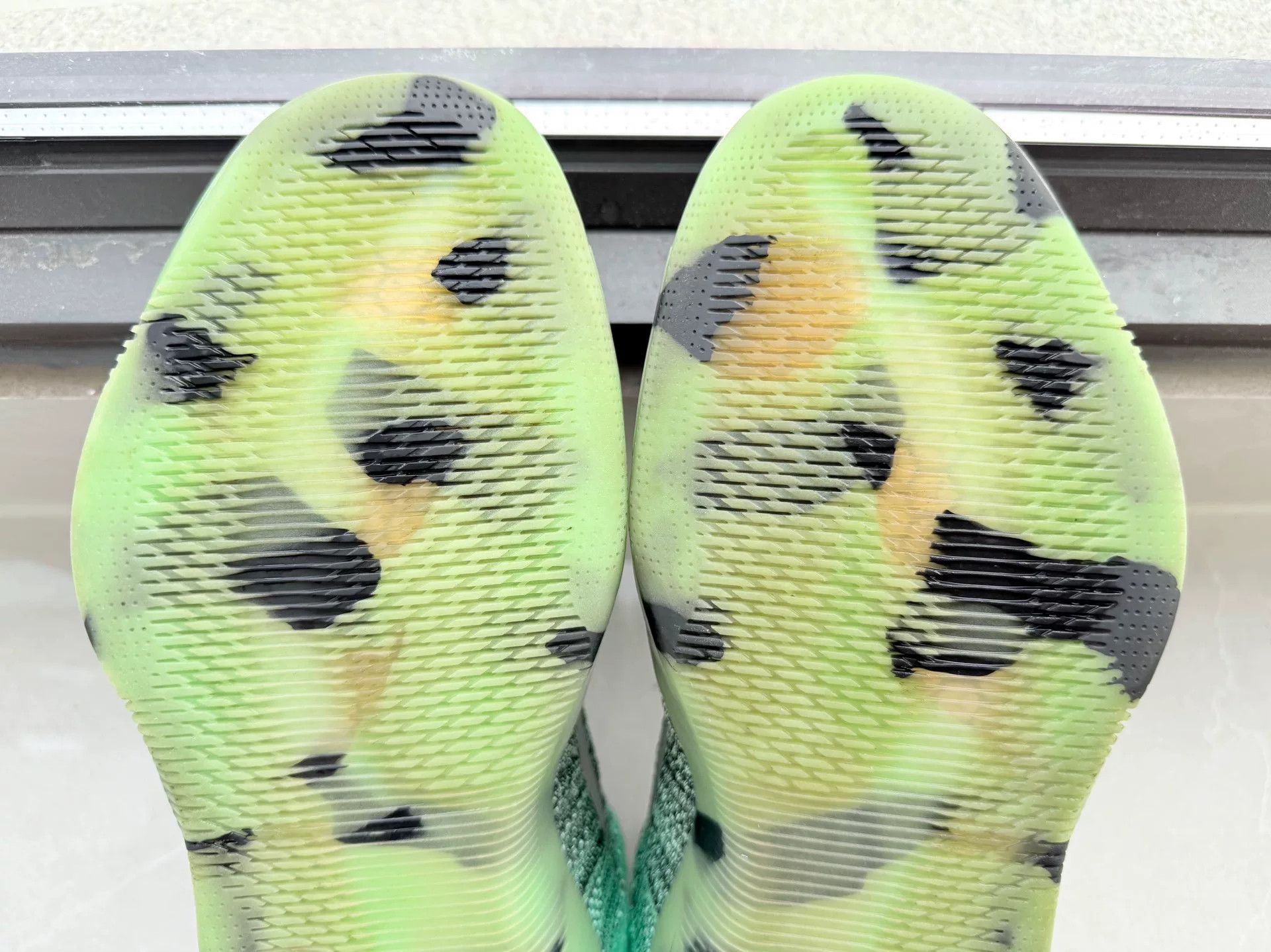 Nike Nike KOBE11 Gradient Multi Lowtop Sneakers 10 Men Size US 10 / EU 43 - 7 Thumbnail