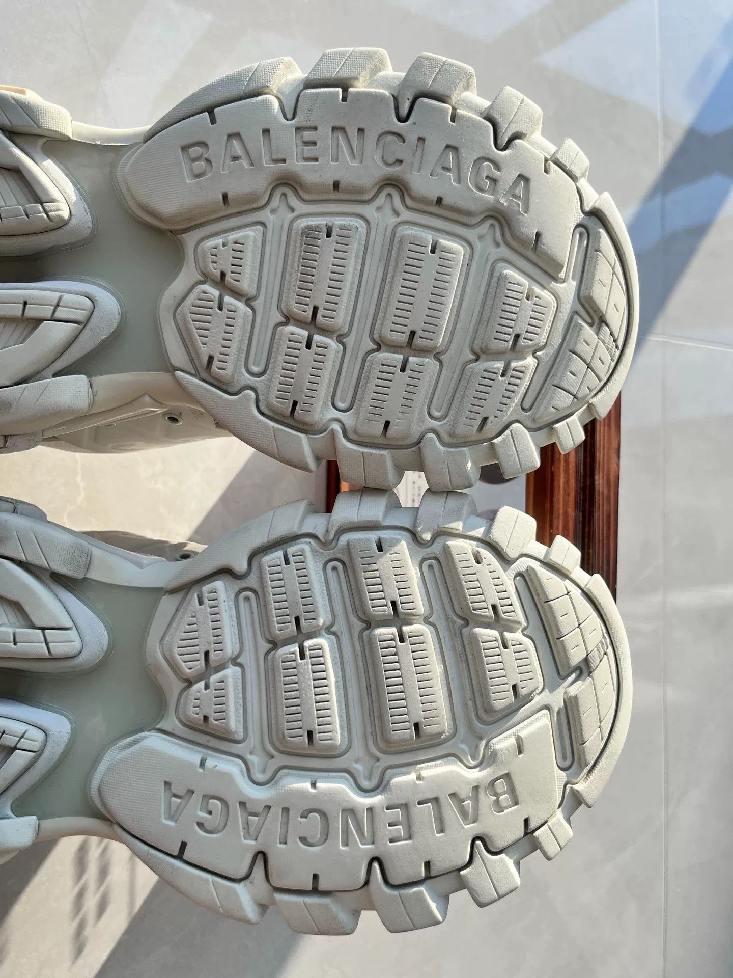 Balenciaga Balenciaga White Lowtop Sneakers 8 Men Size US 8 / EU 41 - 7 Thumbnail