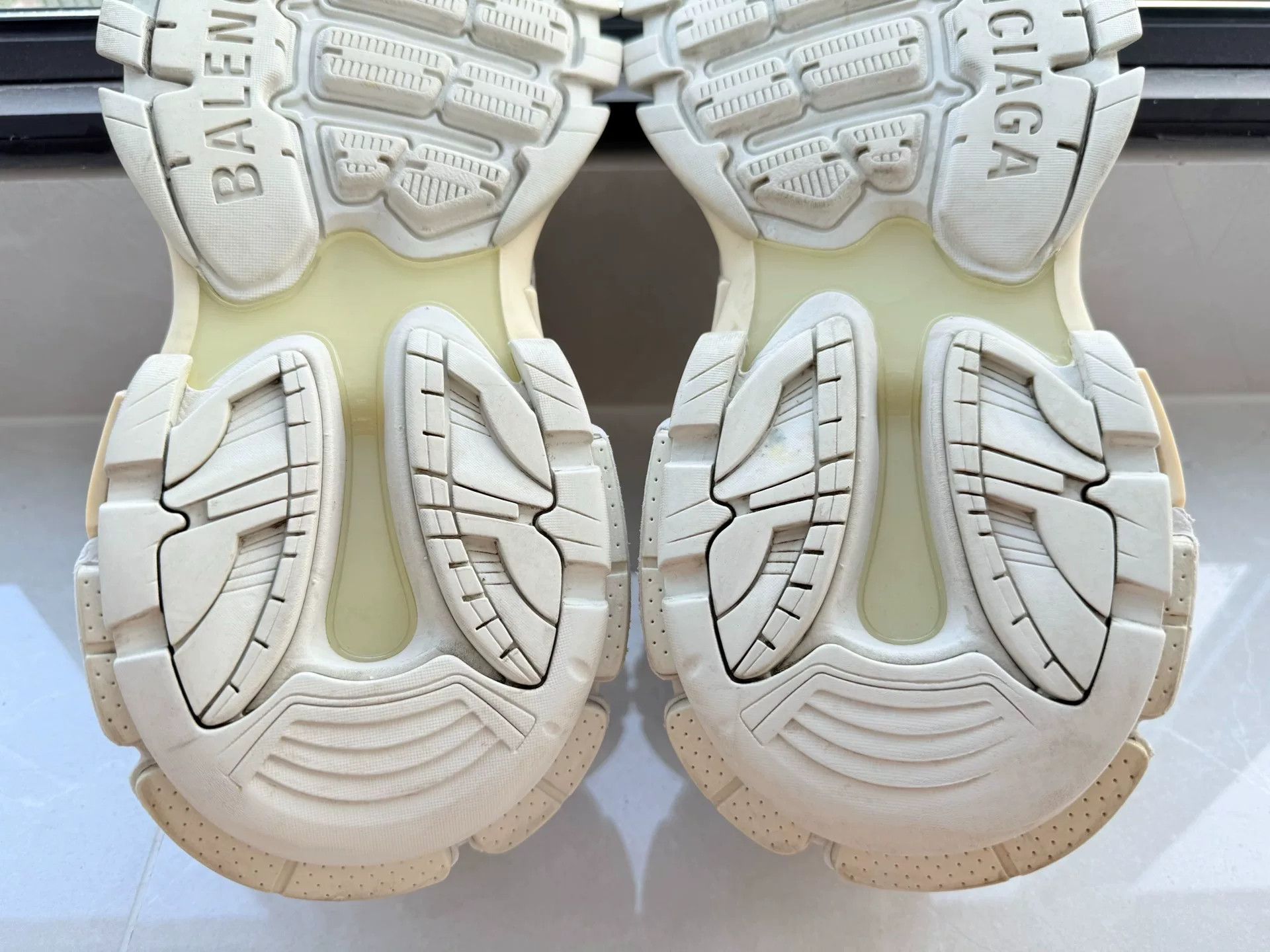 Balenciaga Balenciaga White Lowtop Sneakers 8 Men Size US 8 / EU 41 - 9 Thumbnail