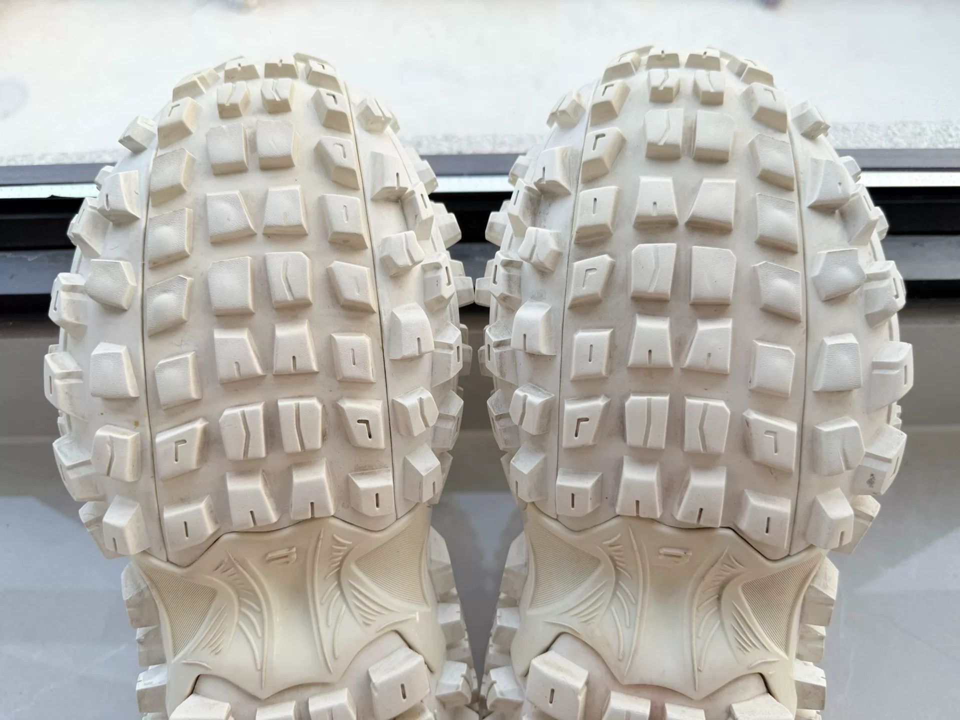 Balenciaga Balenciaga White Lowtop Sneakers 8 Men Size US 8 / EU 41 - 7 Thumbnail