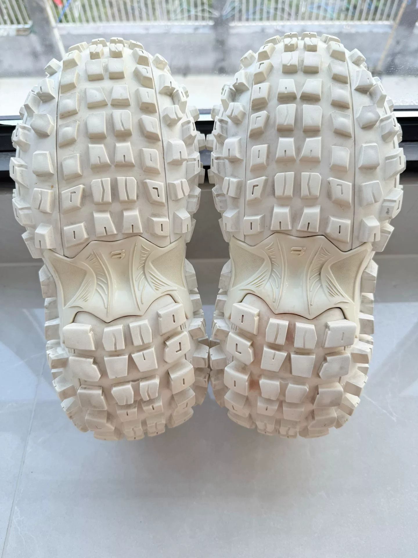 Balenciaga Balenciaga White Lowtop Sneakers 8 Men Size US 8 / EU 41 - 6 Thumbnail