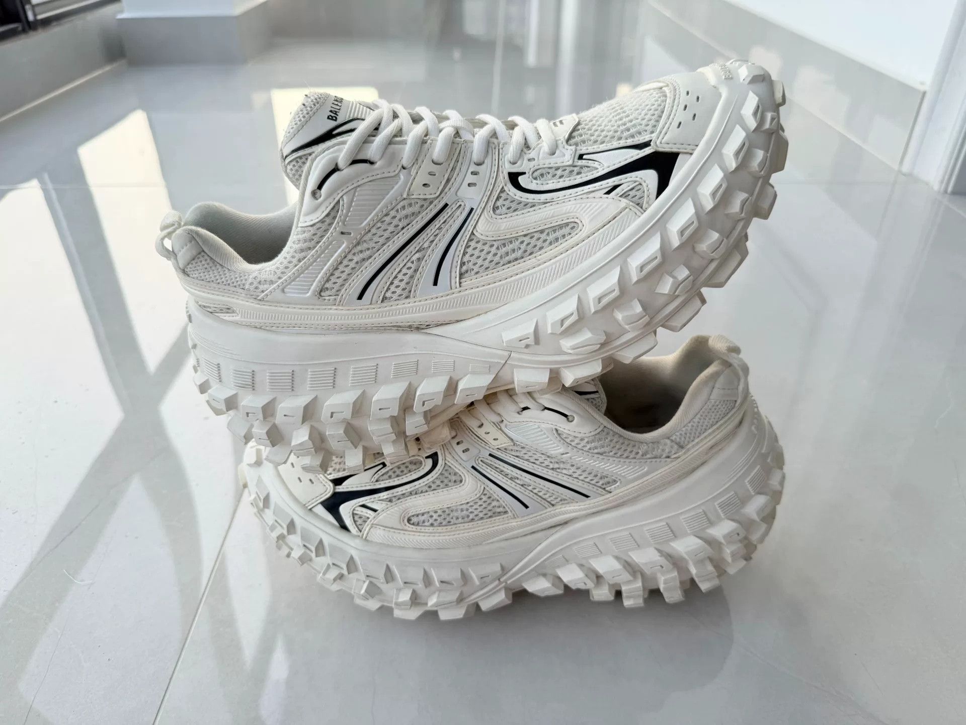 Balenciaga Balenciaga White Lowtop Sneakers 8 Men Size US 8 / EU 41 - 2 Thumbnail