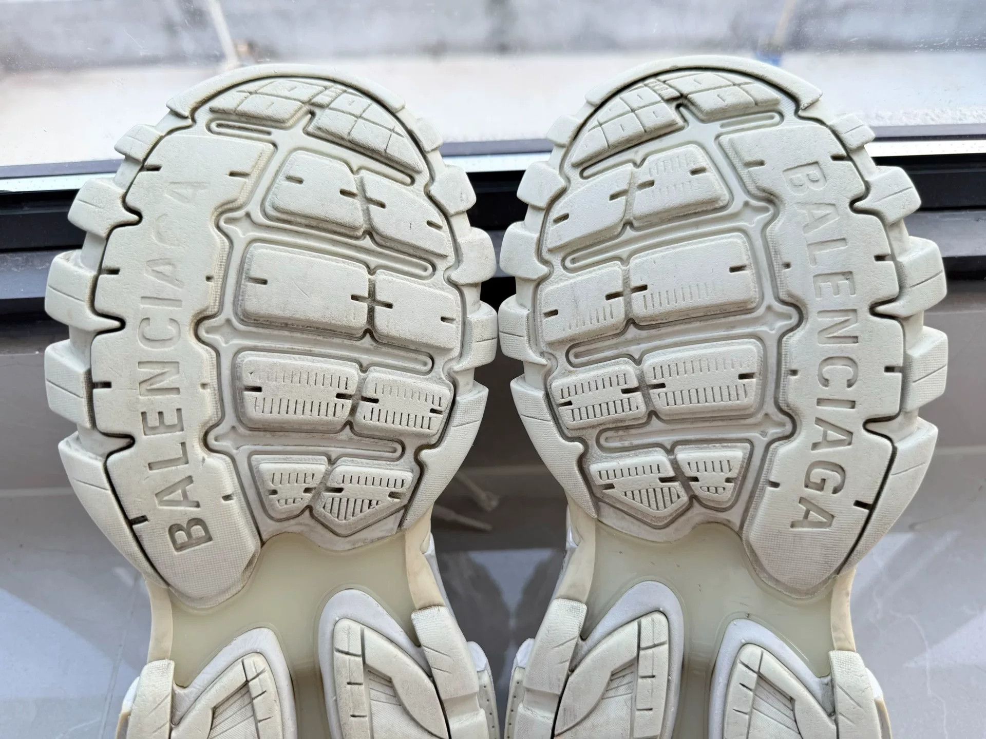 Balenciaga Balenciaga White Lowtop Sneakers it_38 Women Size US 8 / IT 38 - 8 Thumbnail