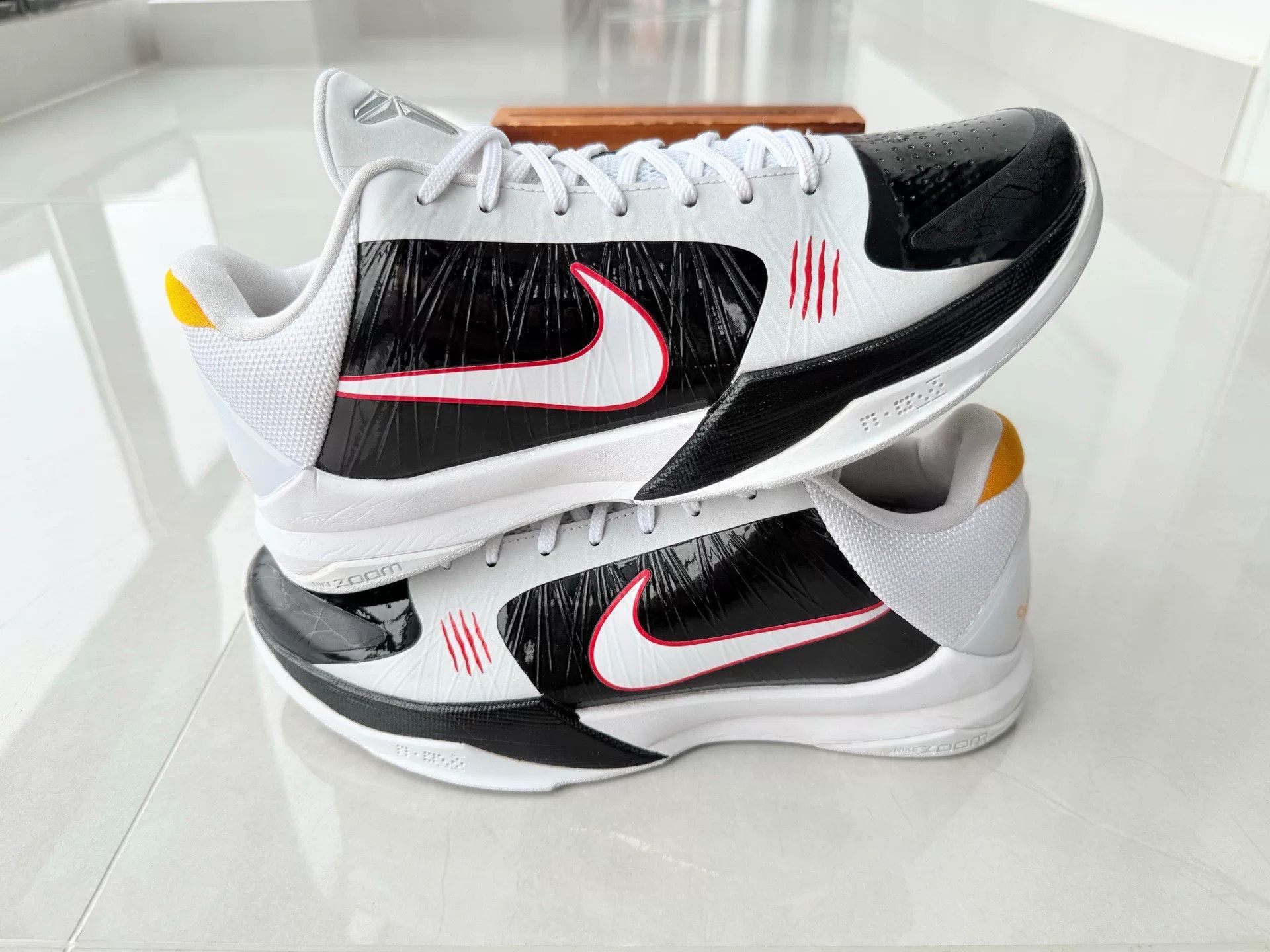 Nike Nike KOBE5 White Lowtop Sneakers 11 Men Size US 11 / EU 44 - 2 Thumbnail