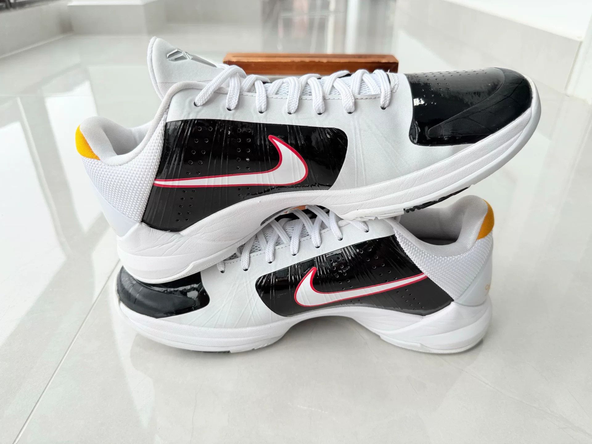 Nike Nike KOBE5 White Lowtop Sneakers 11 Men Size US 11 / EU 44 - 3 Thumbnail