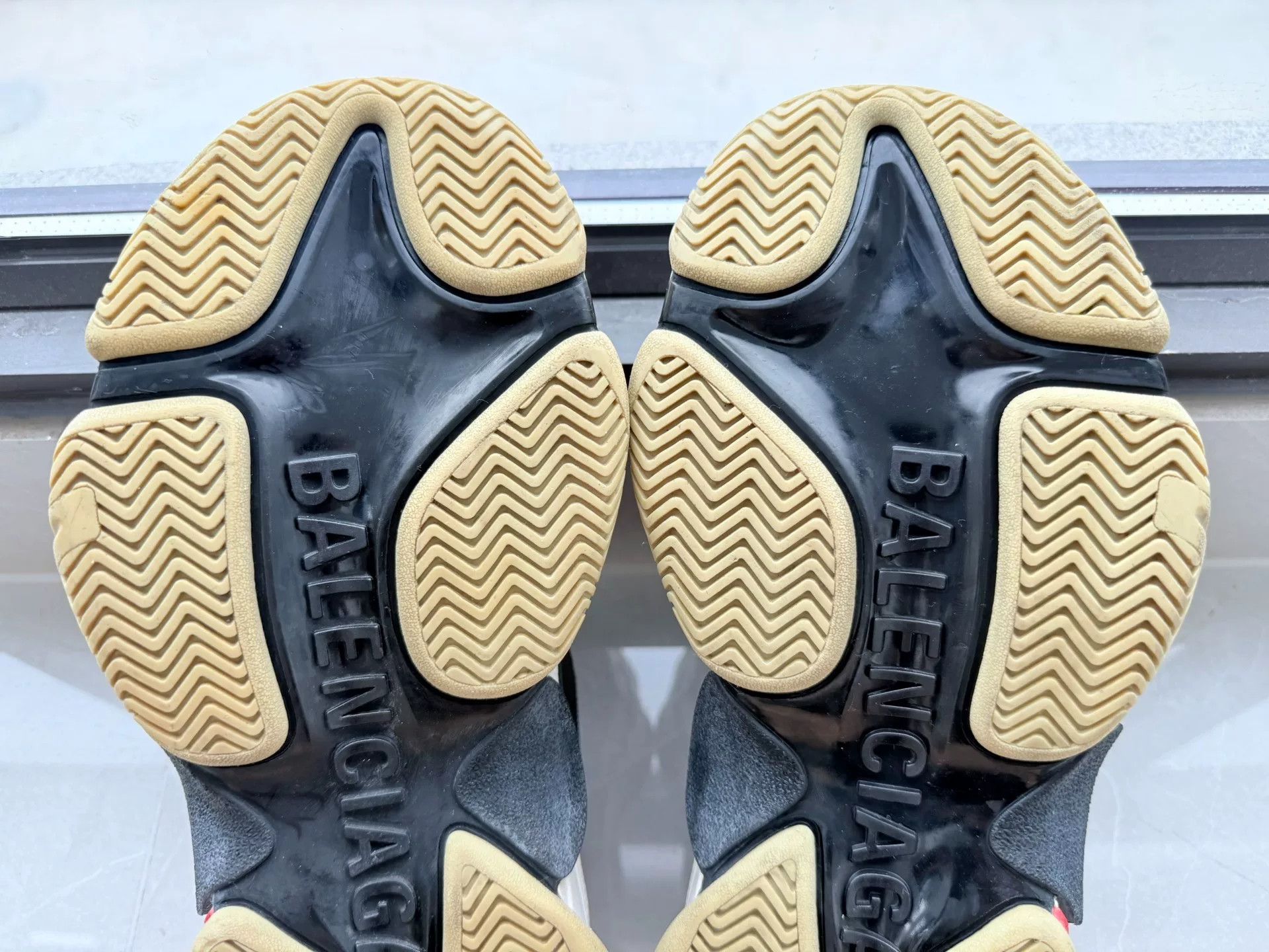 Balenciaga Balenciaga Black Lowtop Sneakers 7 Men Size US 7 / EU 40 - 8 Thumbnail