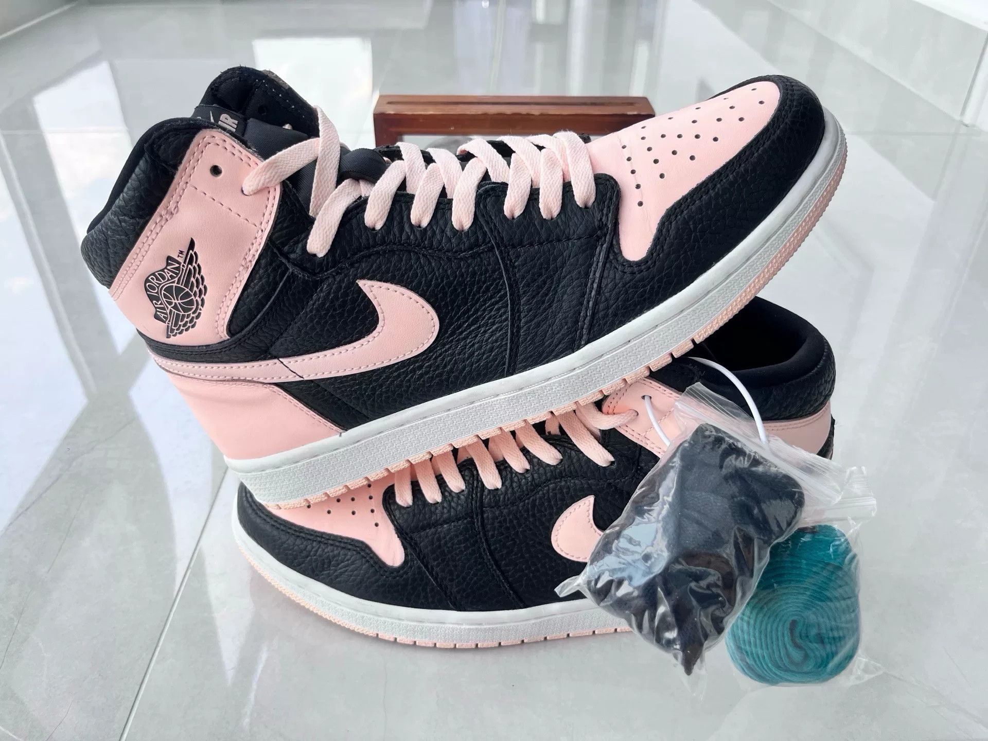 Nike Nike AJ1 Pink Lowtop Sneakers 12 Men Size US 12 / EU 45 - 2 Thumbnail