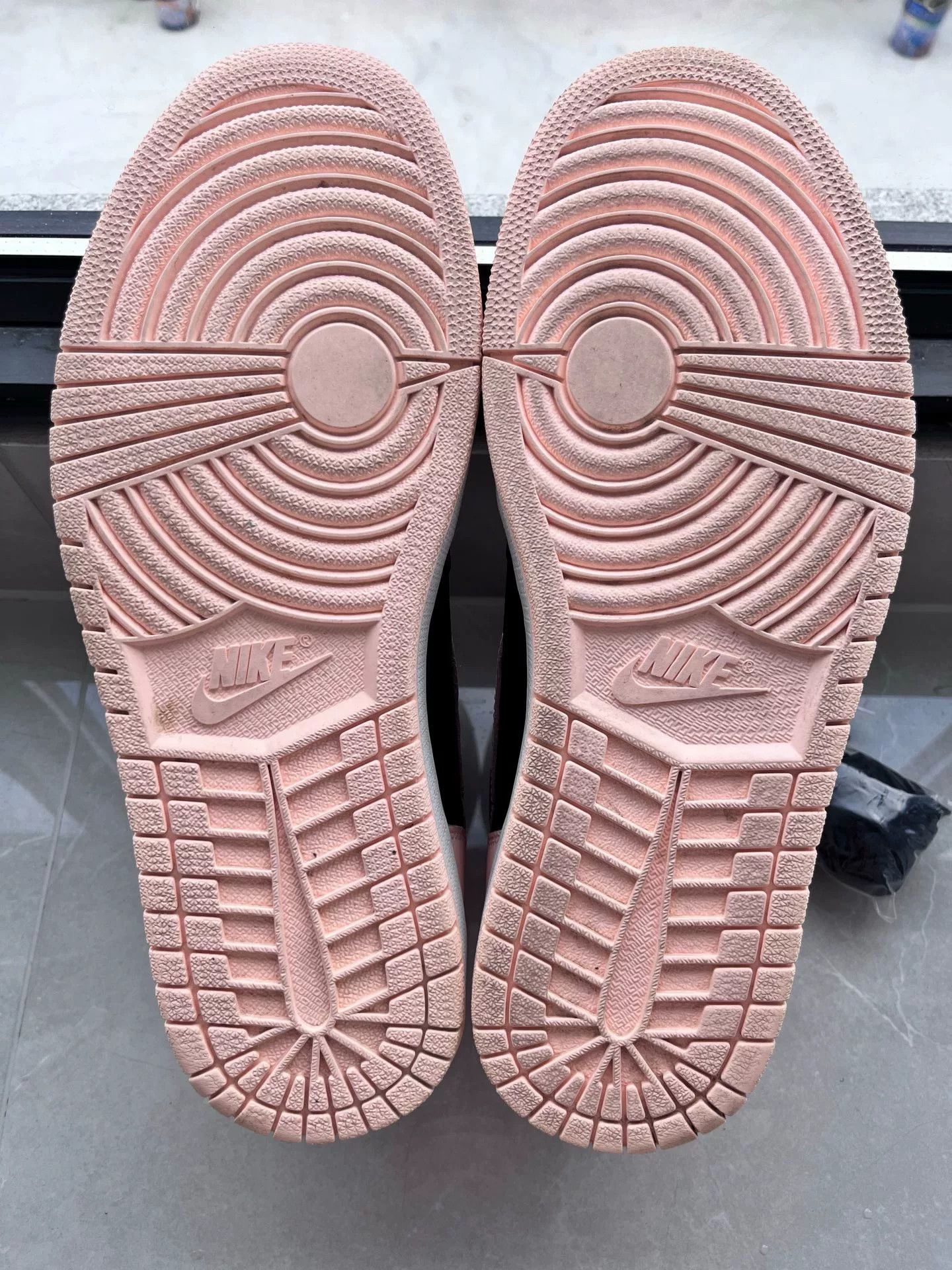 Nike Nike AJ1 Pink Lowtop Sneakers 12 Men Size US 12 / EU 45 - 6 Thumbnail