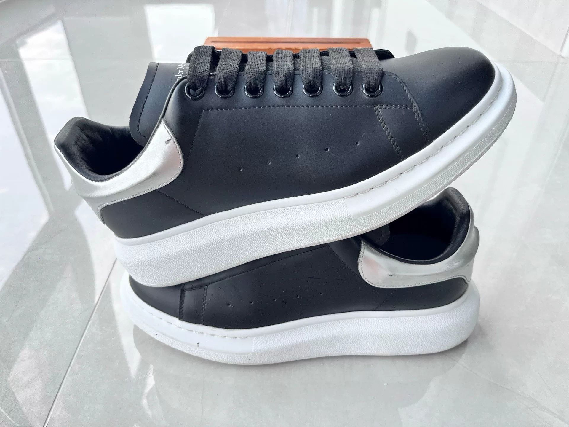 Alexander McQueen Alexander McQueen Black Lowtop Sneakers 9 Men Size US 9 / EU 42 - 2 Thumbnail