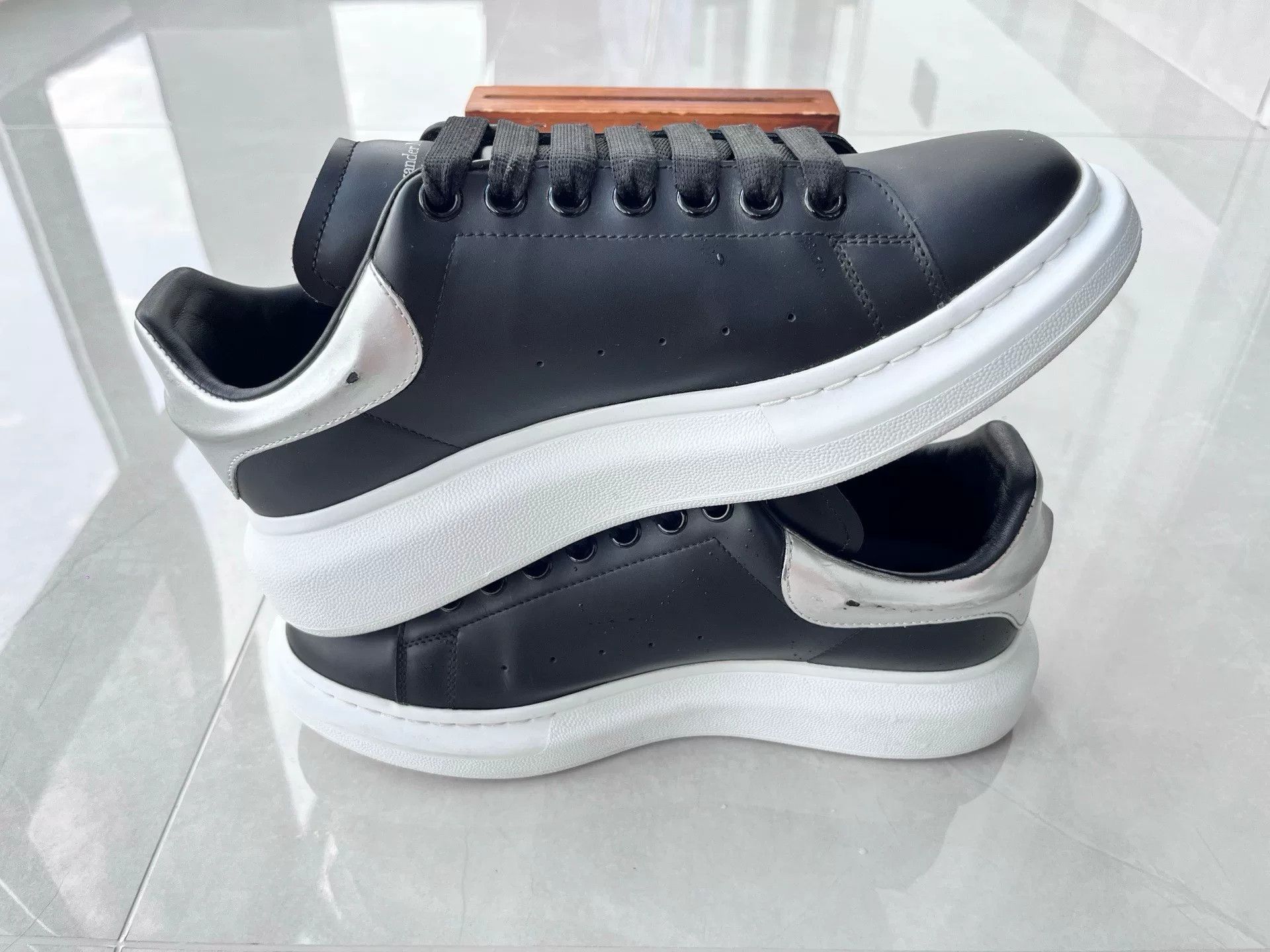 Alexander McQueen Alexander McQueen Black Lowtop Sneakers 9 Men Size US 9 / EU 42 - 3 Thumbnail