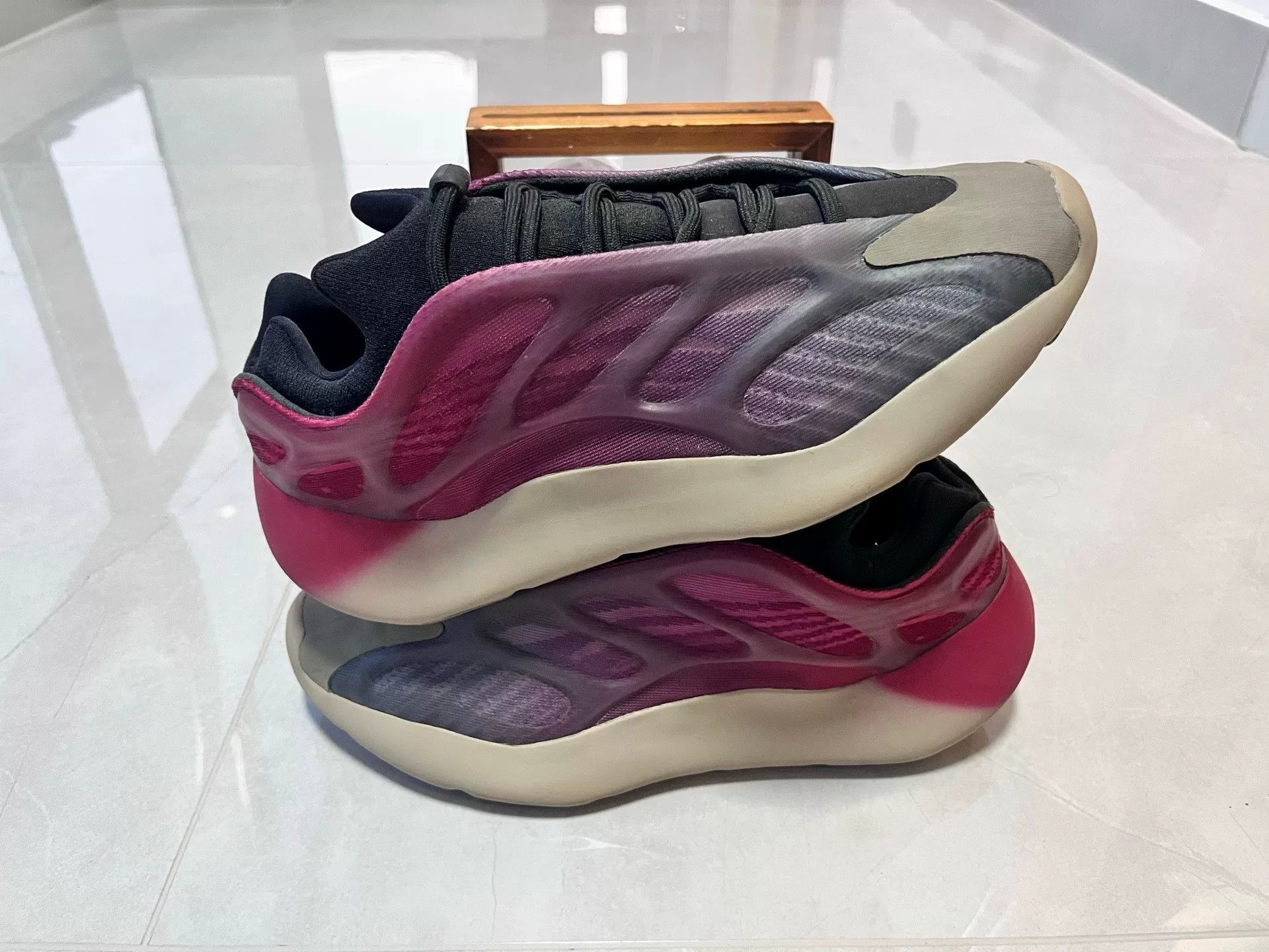 Adidas Adidas YEEZY700 Gradient Multi Lowtop Sneakers 9 Men Size US 9 / EU 42 - 2 Thumbnail